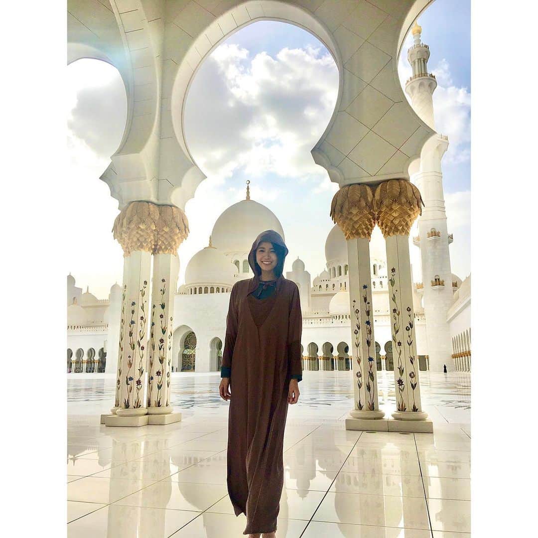 VANRIさんのインスタグラム写真 - (VANRIInstagram)「世界で3番目に大きいモスクがアブダビにあります 圧巻なのは大きさだけじゃないんです！ 全て大理石で作られた外観は 目を開けていられないほど眩しく綺麗で メインホールに行くと 世界一の大きさと言われているペルシャ絨毯と 豪華絢爛なシャンデリアから目が離せません👀 イスラム教徒でない人が自由に入れるモスクは 数少なく、ここもその一つです。 アブダビへ訪れた際は是非行って欲しい場所⭐️ #uae #abudhabi #sheikhzayedgrandmosque  #アラブ首長国連邦 #アブダビ #シェイクザイードグランドモスク」3月15日 21時04分 - vanri0121