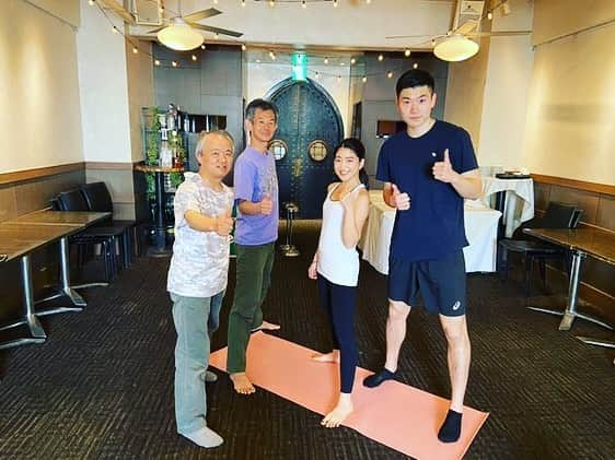 坂井幹のインスタグラム：「. yoga day 🌿 . アットホームな雰囲気でとても居心地がよい！！！ 股関節バチバチです。😂🦵 . そして、開脚の達人に秘訣も教わりやした！　継続します！！ . #yoga #ヨガ #アスリートヨガ #ヨガレッスン #ハンドボール」