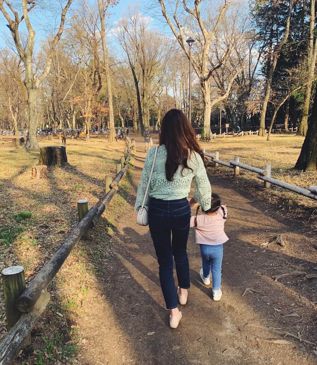 千葉優子さんのインスタグラム写真 - (千葉優子Instagram)「. . 今日は久しぶりに大きな公園に 少しお散歩しに行きました🚙🚶‍♀️ . . 写真は鳩が苦手でパパにしがみつきながら お団子を食す娘。笑 ここのところ家のそばの小さな公園に人が少ないときに行くか 近所の小道をぐるーーっと3時間くらい ひたすらお散歩するかなので(それでもお昼寝なし🤣) 少し気分転換になったかな〜⛲️ お家では粘土遊びとか公文のドリルとか 新聞ビリビリゲームとかお絵かきとか 飽きないように色々な事をしています♡ . . 少しだったけど楽しい時間でした☺ 明日からまた頑張るぞー！ . . #mamagirl#子育て#ベビリトル#ママライフ#ママライフカメラ#子育て#育児日記#ママモデル#mamanoko#ママリ#ママリ親バカ部#親バカ部#コドモノ#コドモダカラ#きょコ#todayscode #子育てあるある#成長記録#3歳児ママ#3歳児#女の子ママ#親子pic#親子フォト  #家族写真 #家族フォト #子育てあるある#春の訪れ#花より団子#公園フォト#公園遊び#気分転換」3月15日 21時04分 - yuko_chiba1018