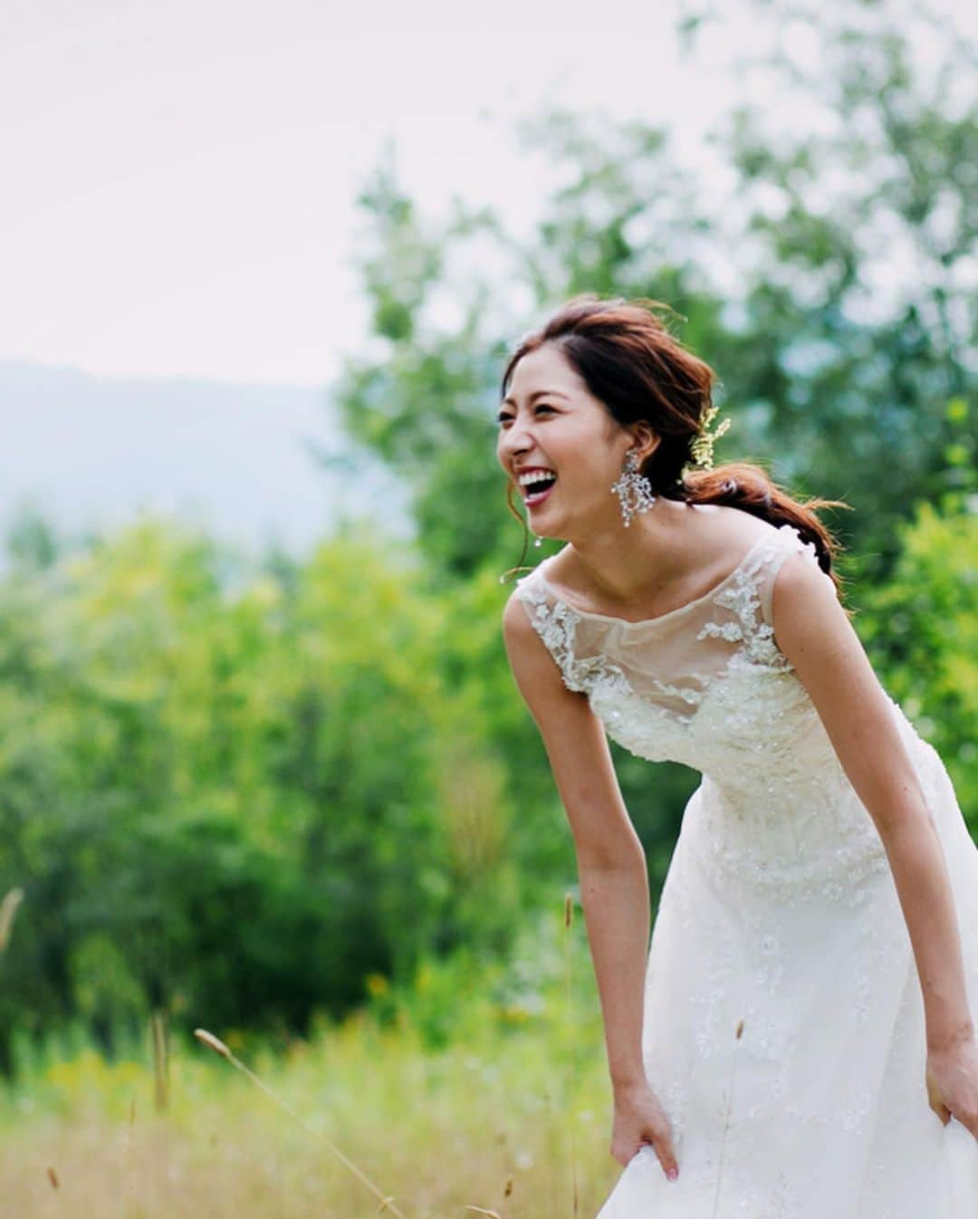 湯浅喬子さんのインスタグラム写真 - (湯浅喬子Instagram)「@lafata_wedding さんの wedding撮影で北海道にまで 行ったときの☺️ 、 どのページも素敵すぎて 載せきれない✨ 、 とっても楽しい撮影でした♥️ スタッフの皆様もありがとうございました😌 #wedding#phot#lafata #dress#weddingdress #ウェディングドレス」3月15日 20時59分 - kyorco