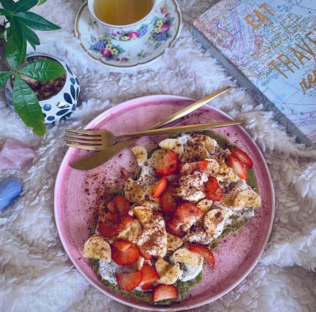 のインスタグラム：「I love mornings because mornings are the begging of the day,  which means the begging of the LIFE 🌞 How do you like spending your  Sunday mornings?? Today I made myself some matcha pancakes  along mint tea, and enjoyed  it while reading my journal 📚🌹🥞 ⠀⠀ ーーーーーーーーーーーーーーーーーーーーーーーーー  朝の時間が1番好き。 朝は、新しい1日のはじまり、つまり人生のはじまりの合図だから…🌞🌹 ⠀⠀ みなさんは、どんな朝を過ごすのが好きですか?? ⠀⠀ 私は今朝、犬と散歩した後に軽くストレッチとヨガをして、米粉の抹茶パンケーキを作って、ミントティーを飲みながらソウルノートを読んでゆっくり過ごしました📖🍓🕯 ⠀⠀ 世界は今ざわざわしているけど、私たち人間はたとえどこにいても結局繋がりあってるという”証”も教えてくれてる気がします。そして人間の儚さも。  きっと全ての人が何かしらの形で生活に影響を受けているし、私もその1人です。もどかしいことが沢山だけど、’’生きてる’’ だけでもほんと〜〜〜うに、幸せだね🌎👫✨」