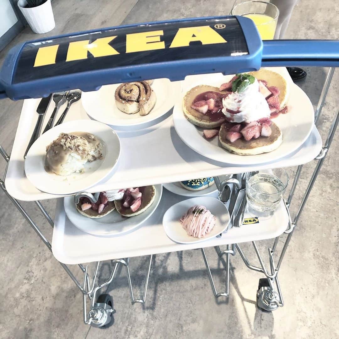 RiLiさんのインスタグラム写真 - (RiLiInstagram)「新生活準備のあとに寄りたい🇸🇪【IKEAレストラン】🛒 ..... かわいい家具やインテリアグッズが揃っているIKEA（イケア）💙💛新生活の準備で行く予定がある子は【IKEAレストラン】もお忘れなく🤭🎠 レストランでは、スウェーデン料理、唐揚げにポテトフライ🍟、スイーツまで……豊富なメニューを選べるよ🇸🇪ドリンクバーが120円だったり、お値段も良心的なの👛 レストラン専用のカートで写真を撮ってもかわいいよね📸⚡ランチはもちろん、ティータイムにもぴったりなIKEAレストラン🧵週末のお出かけ先に使ってみては🌛🌎？ ❣ ❣ ❣ ❣ ❣ サイトやSNSで掲載させていただくお写真募集中😘📸 かわいいコーデやアイテム、注目スポットなどが撮れたら、ハッシュタグ→#rili_tokyo  を付けて投稿❗ ． Special Thanks💋 Photo by @mana_tity @m.6.7.jack @nao.__.1212 @naoyama__515 @___ptom.___ @miyu3037 @yuna__527 @fuka_abokado.crew @kokoro_0428_ ． #春 #春コーデ #ikea #ikeaレストラン #イケア #イケアレストラン #IKEAフード #イケアフード #IKEAランチ #新生活 #ブラウンコーデ #ベージュコーデ  #ワントーンコーデ #シンプルコーデ  #カジュアルコーデ #ガーリーコーデ #置き画 #置き画くら部 #今日のコーデ #コーデ #コーディネート #RiLi  #おしゃれさんと繋がりたい #お洒落さんと繋がりたい #ファッション #패션스타그램 #ootd #outfit」3月15日 21時00分 - rili.tokyo