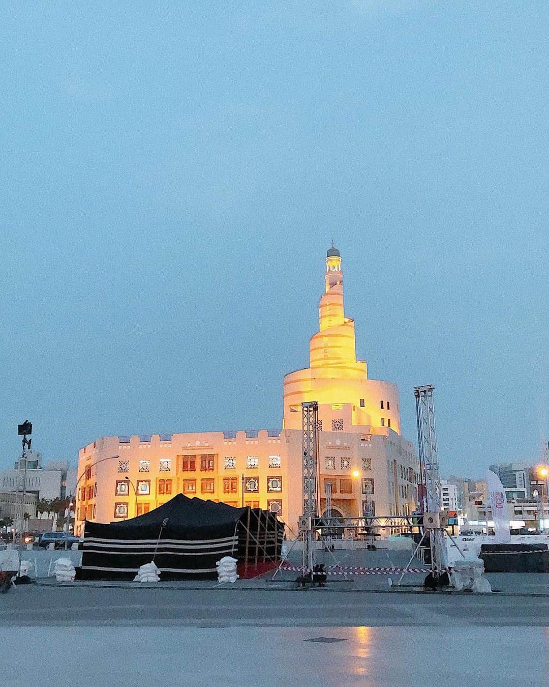 相知明日香さんのインスタグラム写真 - (相知明日香Instagram)「🇶🇦 . 𝘿𝙤𝙝𝙖 𝙈𝙤𝙨𝙦𝙪𝙚. 🕌🌙 . . #旅するヴァイオリニストinQatar  #🇶🇦 قطر  #الدوحة#  #Souq #SouqWaqif #nightmarket #dohamosque #islamicculturecenter #Doha#Qatar#MiddleEast#ConcertTrip#Travel#Traveler#Trip#Violinist#Artist#music#love#happy#musicianslife#相知明日香#旅するヴァイオリニスト#旅#旅行#ヴァイオリニスト#カタール#ドーハ#演奏旅行」3月15日 21時00分 - asukalohappy