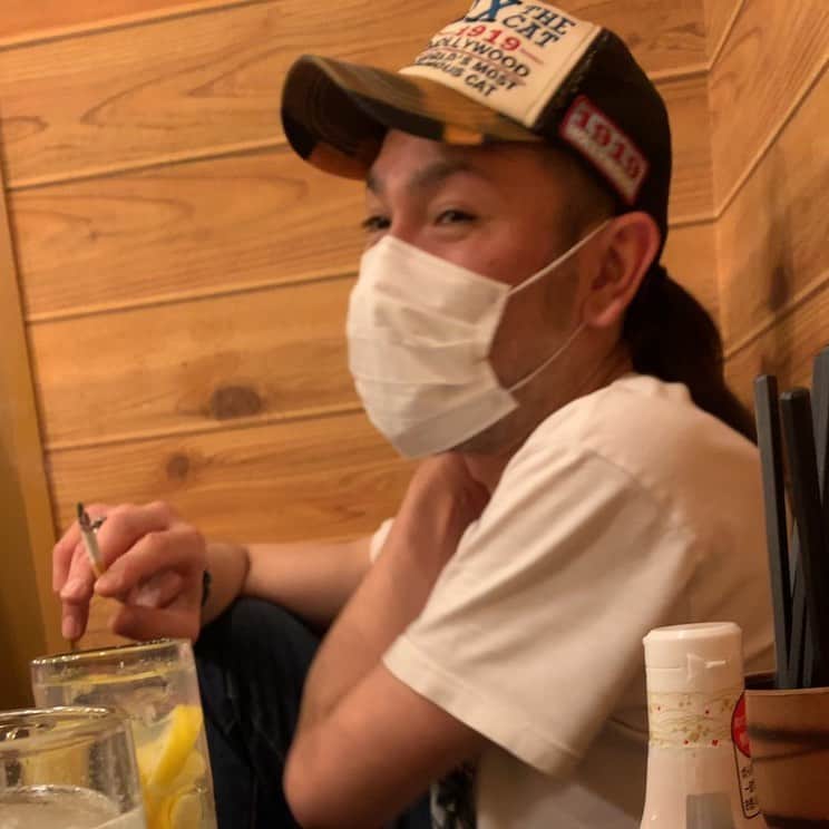 弦のインスタグラム：「皆さん、この写真の矛盾をわかりますか？ #イサム　#mansingssoulit  #満心創痍  #マスクして　#タバコ　#どう吸うの？ Phot by Takashi」