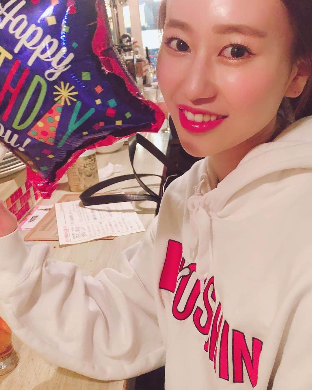 小林香菜さんのインスタグラム写真 - (小林香菜Instagram)「. 誕生日でもないのに誕生日の人の風船持って写真撮っちゃうやつ🧏‍♀️笑  そういえば私マウスピース矯正することにした🦷！ 前歯が大きくてその横の歯が少し後ろに見えるのが自分的に気になって周りは気にならないって言っても自分が気になるから唇にヒアルロン酸入れて目立たなくさせたり色々してみたけどもう矯正しよう！と思ったからマウスピース矯正する為にこの前、型取りに行った💨 行動力👏 微妙な差でも気になるならやっちゃった方がスッキリするしね😶！ またどんな感じかアップしていきますね👏 . #唇　#ヒアルロン酸　#整形　#プチ整形　#歯　#🦷　#マウスピース矯正　#矯正　#ワイズデンタルキュア　#ホワイトニング　#前歯　#😬」3月15日 21時07分 - kanaful