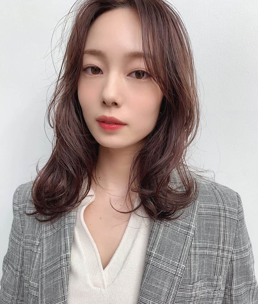 新原愛加のインスタグラム：「. ピンクグレージュ🌸 春っぽく柔らかいカラーにしてもらいました❤︎ 小山さんいつもありがとう☺️ . @koyama_k_u_realm」