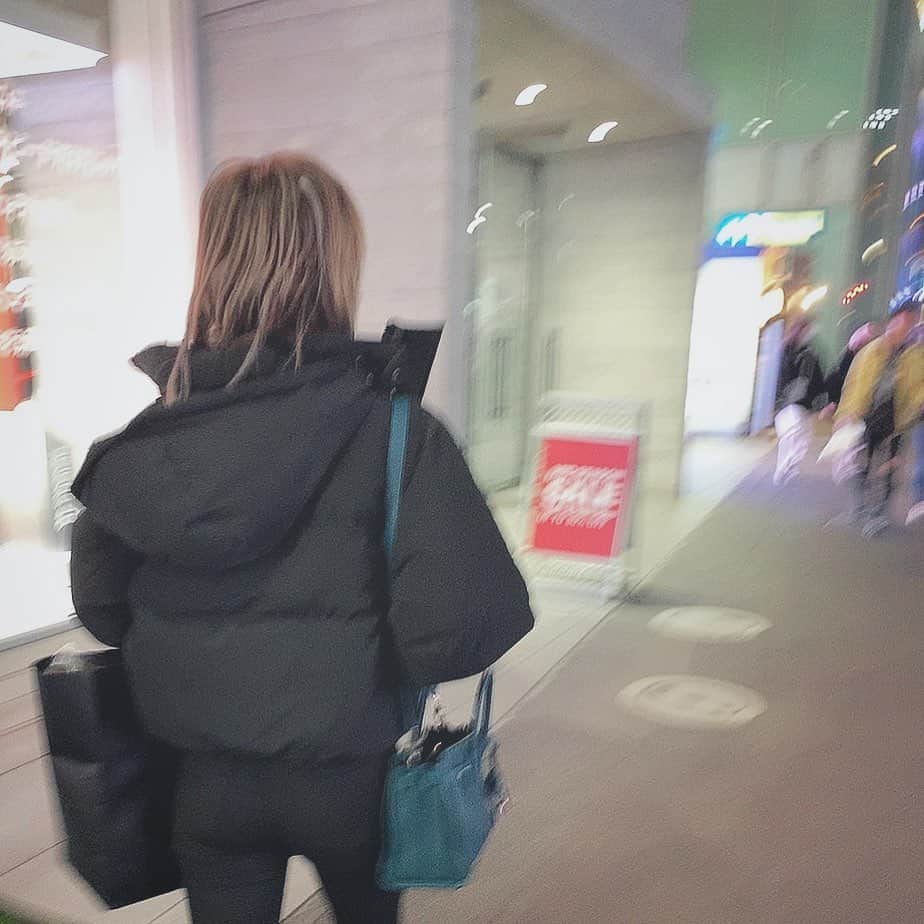 仲本莉絵瑠のインスタグラム：「原宿でお買い物した🙋🏼‍♀️ エクステ見えてるの内緒。 早くまたインスタライブしたいー 歯が治ったんだもんーーー」