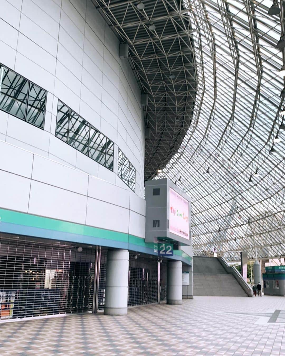 福田典子さんのインスタグラム写真 - (福田典子Instagram)「‪プロ野球オープン戦の最終戦。‬ ㅤㅤㅤㅤㅤㅤㅤㅤㅤㅤㅤㅤㅤ ‪ファウルボールが客席の隙間の段差をゴロゴロ、ポテッ…と転がり落ちていく音にさえ、なんとも言えない気持ちに。‬ ㅤㅤㅤㅤㅤㅤㅤㅤㅤㅤㅤㅤㅤ ‪それでも！無観客試合でも！選手のみなさんの元気な声とプレー、そして来たるべき開幕に向けての静かな闘志に励まされる思いでした。‬ ㅤㅤㅤㅤㅤㅤㅤㅤㅤㅤㅤㅤㅤ ‪今日は、 ‪プロ野球2019秘蔵エピソード⚾️‬ ‪大相撲春場所🌸‬ ‪し烈な五輪代表争いが繰り広げられるバドミントン全英OP🏸‬ ‪五輪代表内定の競歩日本選手権💫‬ ‪などなどお送りする予定です！‬ ㅤㅤㅤㅤㅤㅤㅤㅤㅤㅤㅤㅤㅤ ‪今日もぜひSPORTSウォッチャーをご覧ください！‬ ㅤㅤㅤㅤㅤㅤㅤㅤㅤㅤㅤㅤㅤ #プロ野球 #プロ野球オープン戦 #スポーツ #待ち遠しい @sportswatcher」3月15日 21時09分 - norikofukuda212