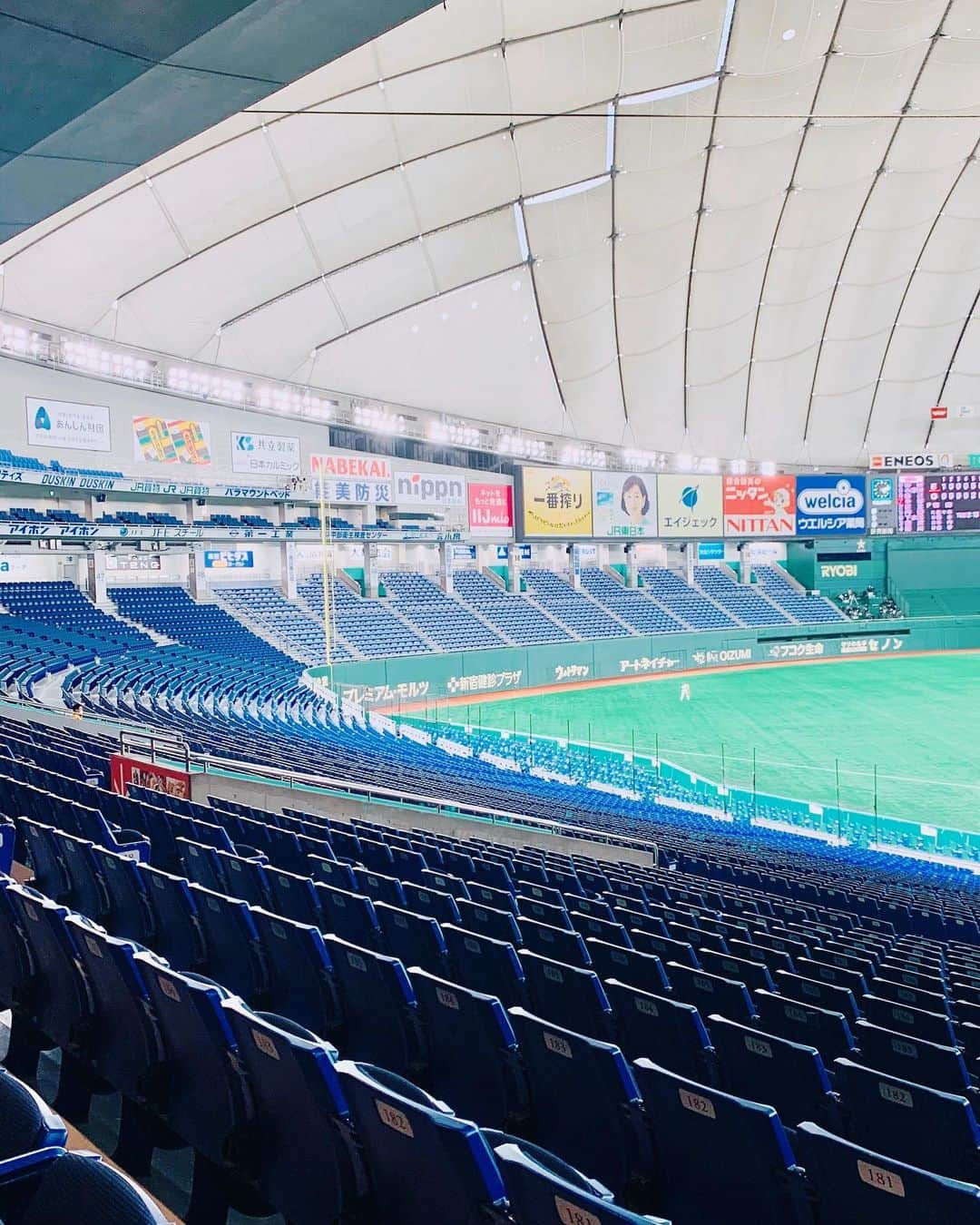 福田典子さんのインスタグラム写真 - (福田典子Instagram)「‪プロ野球オープン戦の最終戦。‬ ㅤㅤㅤㅤㅤㅤㅤㅤㅤㅤㅤㅤㅤ ‪ファウルボールが客席の隙間の段差をゴロゴロ、ポテッ…と転がり落ちていく音にさえ、なんとも言えない気持ちに。‬ ㅤㅤㅤㅤㅤㅤㅤㅤㅤㅤㅤㅤㅤ ‪それでも！無観客試合でも！選手のみなさんの元気な声とプレー、そして来たるべき開幕に向けての静かな闘志に励まされる思いでした。‬ ㅤㅤㅤㅤㅤㅤㅤㅤㅤㅤㅤㅤㅤ ‪今日は、 ‪プロ野球2019秘蔵エピソード⚾️‬ ‪大相撲春場所🌸‬ ‪し烈な五輪代表争いが繰り広げられるバドミントン全英OP🏸‬ ‪五輪代表内定の競歩日本選手権💫‬ ‪などなどお送りする予定です！‬ ㅤㅤㅤㅤㅤㅤㅤㅤㅤㅤㅤㅤㅤ ‪今日もぜひSPORTSウォッチャーをご覧ください！‬ ㅤㅤㅤㅤㅤㅤㅤㅤㅤㅤㅤㅤㅤ #プロ野球 #プロ野球オープン戦 #スポーツ #待ち遠しい @sportswatcher」3月15日 21時09分 - norikofukuda212