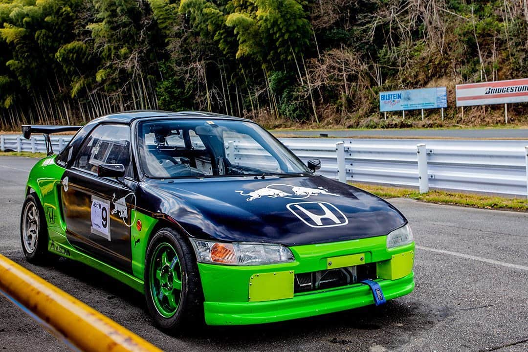 のインスタグラム：「_ My Honda PP1 BEAT at MLS (Motor Land SUZUKA). _ _ Shot onMar-15 2020 at MLS (Motor Land SUZUKA). _ owner: @mistbahn photo: @mistbahn _ I updated my best lap time from 53.153 to 49.911💪. But... The great BEAT driver @nksm_11_ drived my BEAT and his record was 48.704😅. I understood the potential of my BEAT is competitive, but my driving skill is not enough😭. _ _ JP) 2020年3月15日、MLS（モーターランド鈴鹿）。 MLSを自分のビートでマトモなタイヤで走るのはハジメテ。 終わってるタイヤでの不名誉なタイム53秒153から、自己ベストを49秒911に更新💪。 ただし・・・ 最強のビート遣いとして有名な @nksm_11_ さんに私のビートを運転してみて頂いたところ、あっさり48秒704を記録されました😅。 私のビートのポテンシャルは確認できましたが(ただし、MLSや鈴鹿南などタイトコーナーではたくさん課題アリ）、ドライビングスキルがまだまだなのを痛感😭。 _ _ #mls #motorlandsuzuka #モーターランド鈴鹿 #hondabeat #hondabeatpp1 #pp1beat #ホンダビート #pp1 #beatpp1 #e07a #mtrec #trackaddict #hondasontrack #timeattack #timeattackjapan #kcar #keicar #軽自動車 #aslan #アスラン #aslan_inc_japan #skybeat #rsmach #te37 #rays #redbullhonda #poweredbyhonda #voltexracing #a050 #advan」