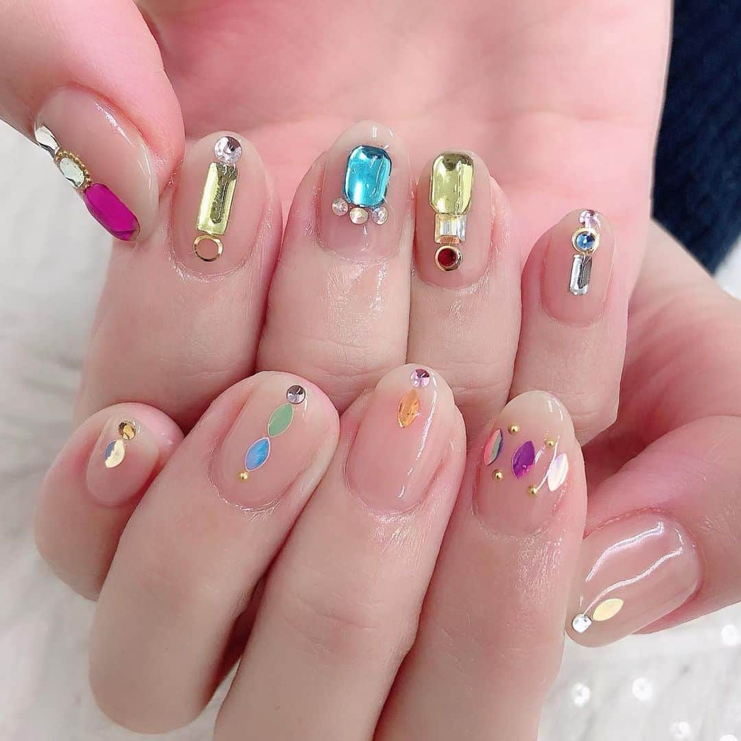 長江愛美さんのインスタグラム写真 - (長江愛美Instagram)「今回は両手違うデザイン💅🏻 きらり✨クリアベースだと派手になり過ぎないから良き🌹🤍 爪かわいい💅🏻 #nail #爪かわいい #nails #naildesign #nailart #nails💅 #春ネイル #2020 #springnails #2020ネイル #クリアネイル #スケルトンネイル #キラキラネイル #ストーンネイル #ビジューネイル #ゴージャスネイル #ネイル #ちゅるんネイル #シースルーネイル #ピンクネイル #loveネイル #ネイルデザイン #女子力」3月15日 21時23分 - manamin.512