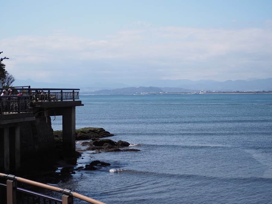 今井安紀さんのインスタグラム写真 - (今井安紀Instagram)「Hanging out in Shonan. (No.1)I could see the most bluest ocean at Enoshima I have seen so far. (No.2)But I couldn’t see Mt. Fuji from there.... (No.3-5)There are some lovely cats, and I also saw squirrels that time. (No.6-8)There are angel’s ladders at the sunset time. (No.9)I ate mapo-tofu in Kamakura for lunch. (No.10)I found nice Italian restaurant near the ocean I often go to take sunset pictures. That accept solo dinner. I will go again there.  湘南さんぽ。 (No.1)この日は江の島の海が今まで見た中で一番青くてびっくりした。 (No.2)でも富士山は見えず… (No.3-5)おキャット様にも遭遇。リスもいたんだけどすばしっこ過ぎて撮影断念。 (No.6-8)夕日撮影に。雲で茜色にはならず。それでも天使の梯子が綺麗だった。 (No.9)お昼は鎌倉の「かかん鎌倉本店」で麻婆豆腐定食。めっちゃ美味しいから全員行って欲しい。 (No.10)夕日スポットの近くでひとりご飯OKのイタリアン発見。また行く。 No.1-7 Taken by Olympus PEN E-PL9 No.8-10 Taken by iPhone  #enoshima #shonan #ocean  #oceanlover #iloveocean #catstagram #angelsladder #surf #sololunch #solodinner #olympuspenepl9 #江の島 #湘南 #湘南さんぽ #海好きな人と繋がりたい #ねこすたぐらむ #江ノ島の猫 #天使の梯子 #鎌倉グルメ #かかん鎌倉本店 #ひとりご飯でもちゃんとしたい #経済を止めるな #オリンパスPEN」3月15日 21時17分 - i_am_akinyan0826