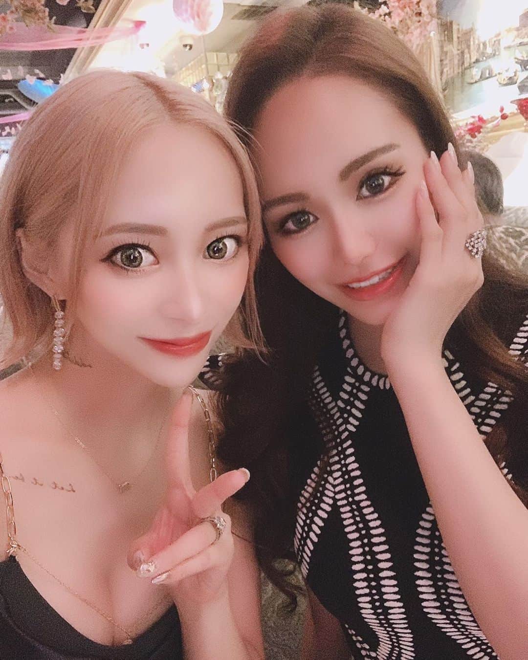 のインスタグラム：「. あおちゃんと久しぶりに会えた💕 ショート可愛すぎる😍😍😍 可愛い女の子といるだけで幸せ☺️ . #ベネ #ベネ東京新宿 #ベネ東京 #fabric #新宿ファブリック #ファブリック #ラウンジ #キャバクラ #キャバ嬢 #歌舞伎町 #歌舞伎町キャバ嬢 #桜ゆみ #移籍」