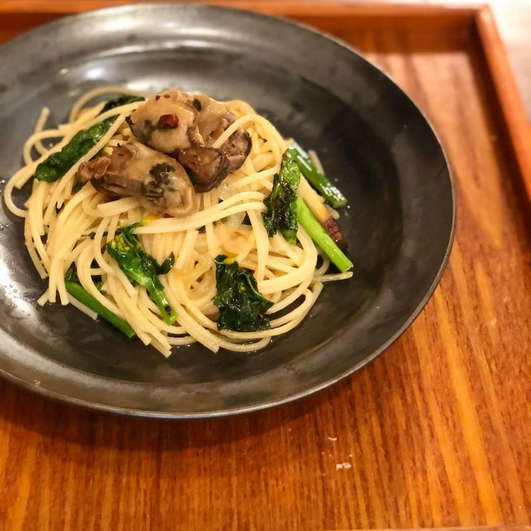 川島カヨのインスタグラム：「牡蠣のオイル漬けと菜の花パスタ。﻿ ﻿ 牡蠣は安い時に買って、すぐオイル漬け作ってしまう。そのまま食べてもおつまみに良いです😊﻿ 最近牡蠣と菜の花ヘビロテだな😅 ﻿ ﻿ #きょうのごはん﻿ #適当ごはん﻿ #おうちごはん﻿ #おうちごはんlover﻿ #ゆるめし﻿ #japaneasefood﻿ #クッキングラム﻿ #ひとりごはん﻿ #夜ごはん﻿ #パスタ﻿ #牡蠣﻿ #オイル漬け﻿ #菜の花ロード」