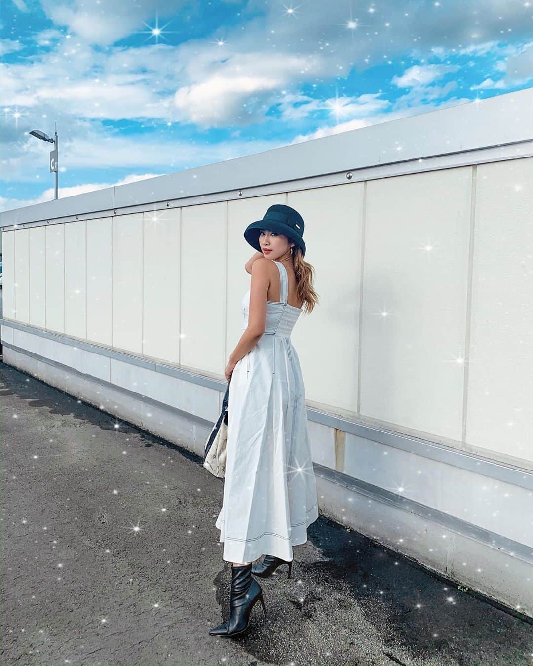 新井ニーニャのインスタグラム：「☕️﻿ ﻿ ﻿ ﻿ 春の陽気〜♫🌸﻿ ﻿ ﻿ 真っ白のワンピースおろしちゃった🤍﻿ まだ肌寒いから、ブーツとハットで﻿ 色しめてみたよ🖤﻿ ﻿ #モノトーンコーデ 🐼﻿ ﻿ ﻿ 春は白いアイテムが気になる〜🦋﻿ このワンピースは裾がぶわぁって広がるから﻿ めちゃくちゃ可愛いの〜〜😍﻿ @mercuryduo_com  @mercuryduo_styling ﻿ ﻿ #ママコーデ #春コーデ #モノトーン #マーキュリーデュオ #カラーステッチジャンスカ #mercuryduo #code #white #pr #ootd #fashion #mamacode #outfit #op #onepiece ﻿」