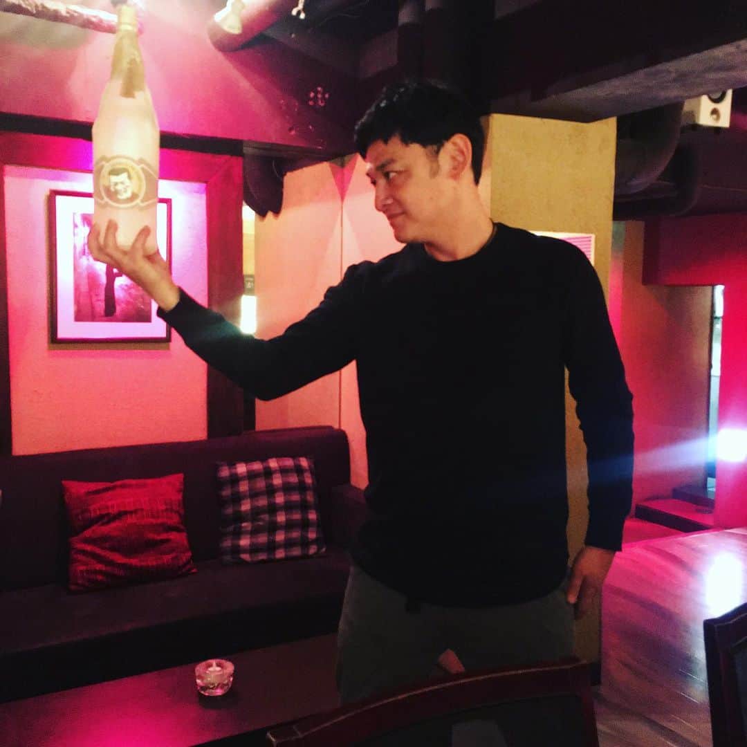 宮田麺児のインスタグラム：「シレーナのマスターが 野性爆弾くっきーラベルを 購入してくれていた！  世界で15本の内の1本  似顔絵をくっきーに　葉巻のリングみたいなデザインに。  #シレーナ#ラシレーナ#日本酒#BAR#お洒落」