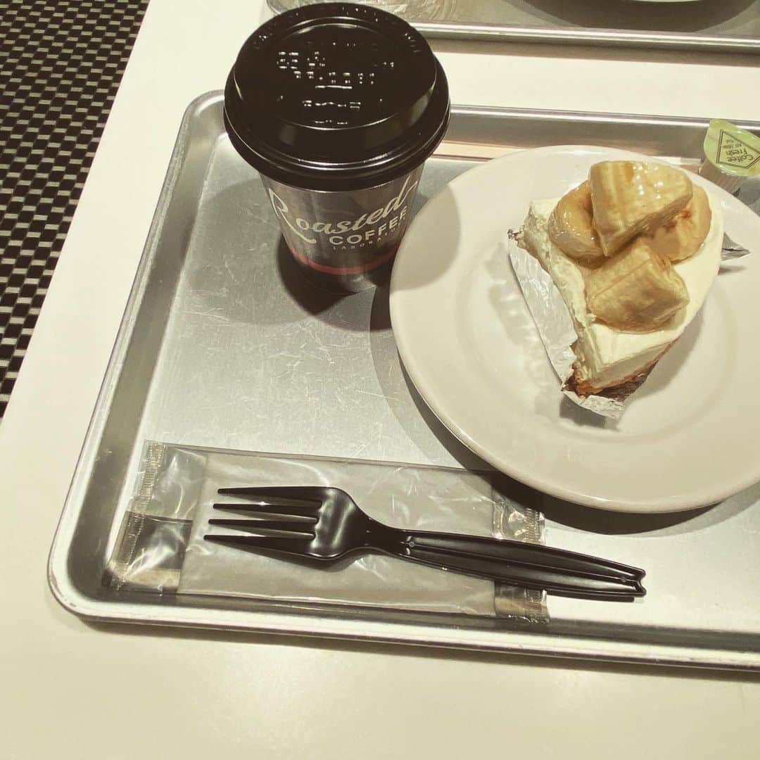 角川友紀のインスタグラム：「𝚌𝚑𝚎𝚎𝚜𝚎 𝚌𝚊𝚔𝚎🧁﻿ ﻿ バナナが乗ってて美味しかった〜🍴♡﻿ ﻿ #roastedcoffeelaboratory#チーズケーキ#池袋カフェ﻿」
