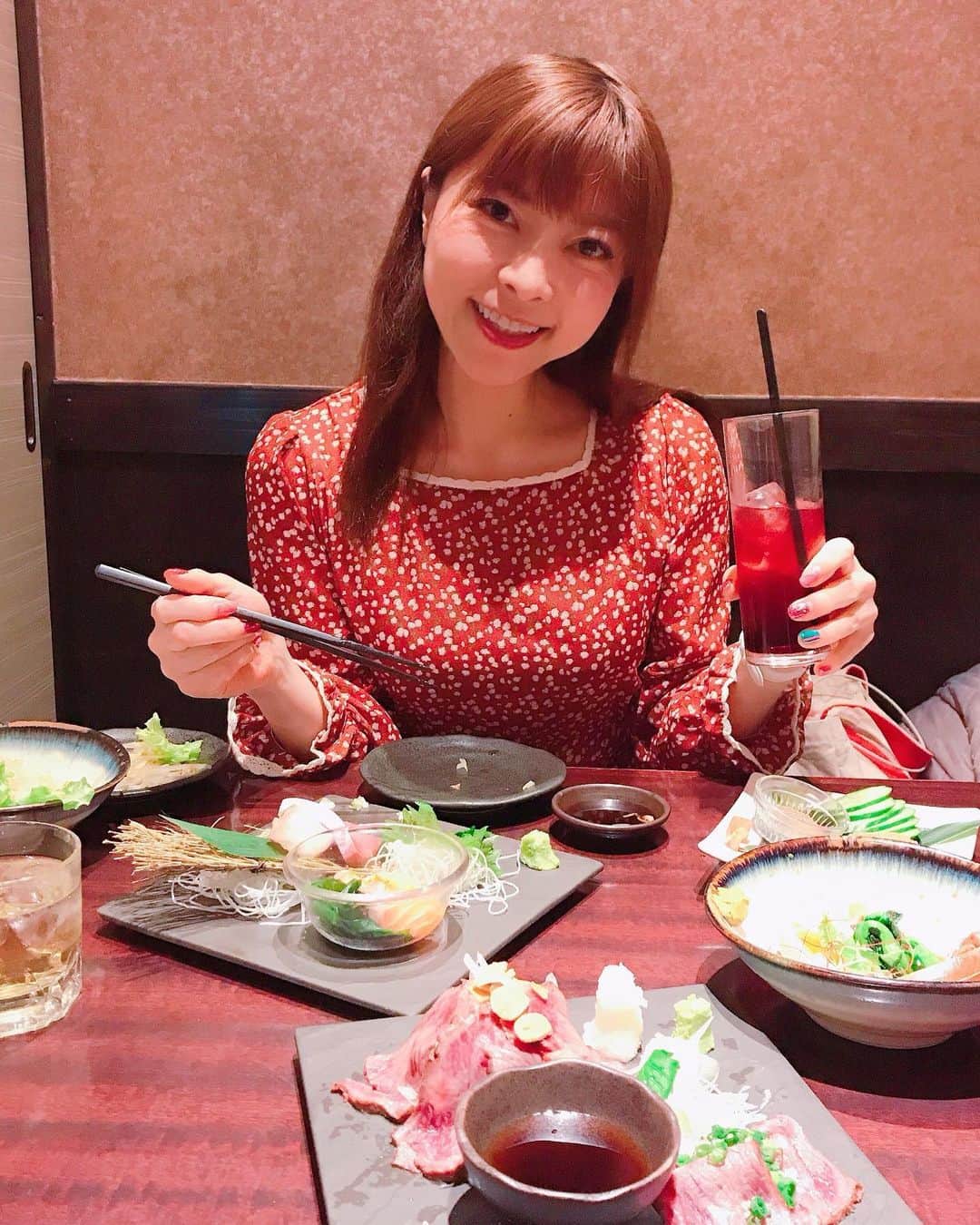 DJ MIYAさんのインスタグラム写真 - (DJ MIYAInstagram)「こんばんわっ❤️今夜は、「個室居酒屋 和食郷土料理 豊洲屋 豊洲本店」でお夕飯を食べてきました～♪♪❤️ . .  ららぽーとからも豊洲駅からも、とても近いですね～☆彡💗 ジャズが流れていて、寛げる個室です。 . .  気になる美味しそうなお料理が沢山あって、アラカルトでオーダーみましたー！！ . ◎カシスグレープ ◎有機野菜のたっぷり オニオンスライスサラダ ◎いぶりがっこのクリームチーズ巻き ◎はちみつ梅酒 ロックで💗 . ◎本日のお造り 5種盛り合わせ 鰹タタキ、寒鰤、タイ、鮪赤身、サーモンと帆立ー！ 超豪華ー！！ これで1人前が690円というコスパの高さに驚きでーす‼️❤️ . ◎黒豚のトロトロ角煮  大好きな角煮がメニューにあったので嬉しい！ よく煮込まれた濃厚な角煮、うん！素晴らしいっ(^ ^)たまごと一緒に。 . . ◎特選牛ザブトンのタタキ 1180円 . . . ◎旨辛濃厚煮干し中華そば をハーフサイズで❤️ 辛さが3段階選べるラーメン！  まさかラーメンがメニューにあるとは！？(^ ^)しかもつけ麺もある。  飲んだ後についつい食べたくなる、絶品の煮干し出汁がきいた中華そばでしたー！ ❤️ . 《期間限定》オープン記念お得なプランがあるからcheckしてみてね❤️ . .  2.5時間飲み放題付8品 『お手軽コース』 ＜4,240円⇒3,240円＞宴会コースがめっちゃお得！❤️ 豊洲屋 豊洲本店で検索してね! ごちそうさまでしたぁぁ🎀＾０＾☆彡 . . .  Casting By . . #PR #グルメ　#江東区 #豊洲 #豊洲ディナー #豊洲グルメ　#個室居酒屋 #旅インスタグラマー #グルメ女子　#フィットネス女子 #izakaya　#居酒屋さん　#Japanesemeal #インスタグラマー #インフルエンサー　#食レポ　#グルメブロガー　#ブロガー #居酒屋レポ　#今日のコーデ　#今日のファッション　#ファッションコーデ #ファッショニスタ　#ディナー　#今日のメイク　#宴会 #豊洲ラーメン #豊洲宴会」3月15日 21時32分 - dj_miya