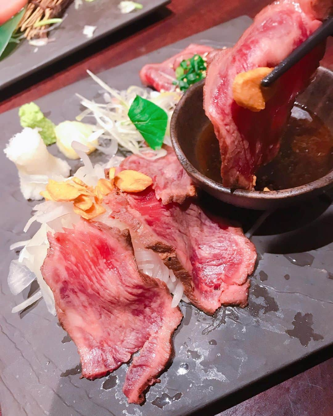 DJ MIYAさんのインスタグラム写真 - (DJ MIYAInstagram)「こんばんわっ❤️今夜は、「個室居酒屋 和食郷土料理 豊洲屋 豊洲本店」でお夕飯を食べてきました～♪♪❤️ . .  ららぽーとからも豊洲駅からも、とても近いですね～☆彡💗 ジャズが流れていて、寛げる個室です。 . .  気になる美味しそうなお料理が沢山あって、アラカルトでオーダーみましたー！！ . ◎カシスグレープ ◎有機野菜のたっぷり オニオンスライスサラダ ◎いぶりがっこのクリームチーズ巻き ◎はちみつ梅酒 ロックで💗 . ◎本日のお造り 5種盛り合わせ 鰹タタキ、寒鰤、タイ、鮪赤身、サーモンと帆立ー！ 超豪華ー！！ これで1人前が690円というコスパの高さに驚きでーす‼️❤️ . ◎黒豚のトロトロ角煮  大好きな角煮がメニューにあったので嬉しい！ よく煮込まれた濃厚な角煮、うん！素晴らしいっ(^ ^)たまごと一緒に。 . . ◎特選牛ザブトンのタタキ 1180円 . . . ◎旨辛濃厚煮干し中華そば をハーフサイズで❤️ 辛さが3段階選べるラーメン！  まさかラーメンがメニューにあるとは！？(^ ^)しかもつけ麺もある。  飲んだ後についつい食べたくなる、絶品の煮干し出汁がきいた中華そばでしたー！ ❤️ . 《期間限定》オープン記念お得なプランがあるからcheckしてみてね❤️ . .  2.5時間飲み放題付8品 『お手軽コース』 ＜4,240円⇒3,240円＞宴会コースがめっちゃお得！❤️ 豊洲屋 豊洲本店で検索してね! ごちそうさまでしたぁぁ🎀＾０＾☆彡 . . .  Casting By . . #PR #グルメ　#江東区 #豊洲 #豊洲ディナー #豊洲グルメ　#個室居酒屋 #旅インスタグラマー #グルメ女子　#フィットネス女子 #izakaya　#居酒屋さん　#Japanesemeal #インスタグラマー #インフルエンサー　#食レポ　#グルメブロガー　#ブロガー #居酒屋レポ　#今日のコーデ　#今日のファッション　#ファッションコーデ #ファッショニスタ　#ディナー　#今日のメイク　#宴会 #豊洲ラーメン #豊洲宴会」3月15日 21時32分 - dj_miya