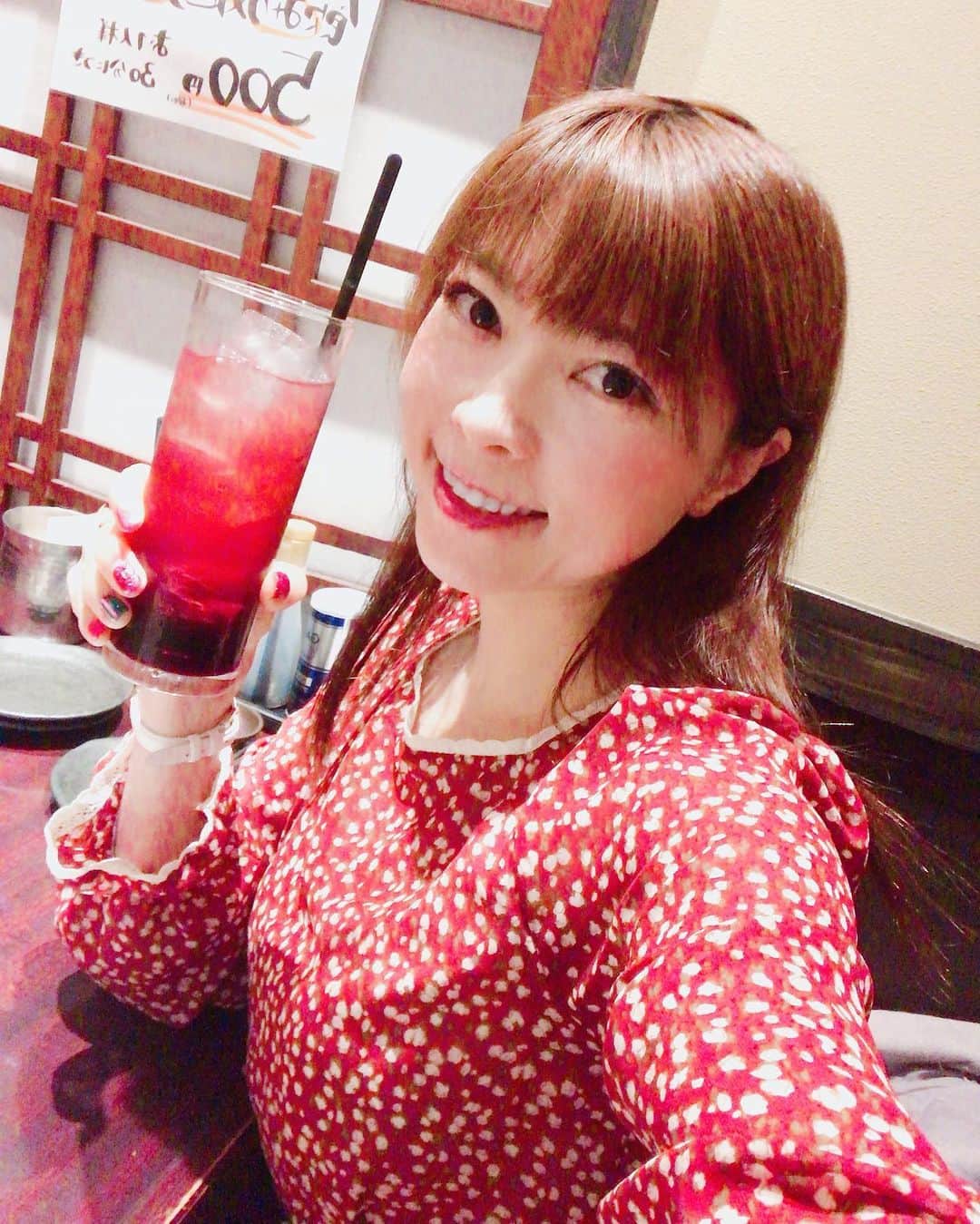 DJ MIYAさんのインスタグラム写真 - (DJ MIYAInstagram)「こんばんわっ❤️今夜は、「個室居酒屋 和食郷土料理 豊洲屋 豊洲本店」でお夕飯を食べてきました～♪♪❤️ . .  ららぽーとからも豊洲駅からも、とても近いですね～☆彡💗 ジャズが流れていて、寛げる個室です。 . .  気になる美味しそうなお料理が沢山あって、アラカルトでオーダーみましたー！！ . ◎カシスグレープ ◎有機野菜のたっぷり オニオンスライスサラダ ◎いぶりがっこのクリームチーズ巻き ◎はちみつ梅酒 ロックで💗 . ◎本日のお造り 5種盛り合わせ 鰹タタキ、寒鰤、タイ、鮪赤身、サーモンと帆立ー！ 超豪華ー！！ これで1人前が690円というコスパの高さに驚きでーす‼️❤️ . ◎黒豚のトロトロ角煮  大好きな角煮がメニューにあったので嬉しい！ よく煮込まれた濃厚な角煮、うん！素晴らしいっ(^ ^)たまごと一緒に。 . . ◎特選牛ザブトンのタタキ 1180円 . . . ◎旨辛濃厚煮干し中華そば をハーフサイズで❤️ 辛さが3段階選べるラーメン！  まさかラーメンがメニューにあるとは！？(^ ^)しかもつけ麺もある。  飲んだ後についつい食べたくなる、絶品の煮干し出汁がきいた中華そばでしたー！ ❤️ . 《期間限定》オープン記念お得なプランがあるからcheckしてみてね❤️ . .  2.5時間飲み放題付8品 『お手軽コース』 ＜4,240円⇒3,240円＞宴会コースがめっちゃお得！❤️ 豊洲屋 豊洲本店で検索してね! ごちそうさまでしたぁぁ🎀＾０＾☆彡 . . .  Casting By . . #PR #グルメ　#江東区 #豊洲 #豊洲ディナー #豊洲グルメ　#個室居酒屋 #旅インスタグラマー #グルメ女子　#フィットネス女子 #izakaya　#居酒屋さん　#Japanesemeal #インスタグラマー #インフルエンサー　#食レポ　#グルメブロガー　#ブロガー #居酒屋レポ　#今日のコーデ　#今日のファッション　#ファッションコーデ #ファッショニスタ　#ディナー　#今日のメイク　#宴会 #豊洲ラーメン #豊洲宴会」3月15日 21時32分 - dj_miya