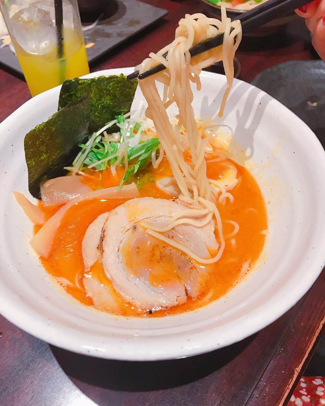 DJ MIYAさんのインスタグラム写真 - (DJ MIYAInstagram)「こんばんわっ❤️今夜は、「個室居酒屋 和食郷土料理 豊洲屋 豊洲本店」でお夕飯を食べてきました～♪♪❤️ . .  ららぽーとからも豊洲駅からも、とても近いですね～☆彡💗 ジャズが流れていて、寛げる個室です。 . .  気になる美味しそうなお料理が沢山あって、アラカルトでオーダーみましたー！！ . ◎カシスグレープ ◎有機野菜のたっぷり オニオンスライスサラダ ◎いぶりがっこのクリームチーズ巻き ◎はちみつ梅酒 ロックで💗 . ◎本日のお造り 5種盛り合わせ 鰹タタキ、寒鰤、タイ、鮪赤身、サーモンと帆立ー！ 超豪華ー！！ これで1人前が690円というコスパの高さに驚きでーす‼️❤️ . ◎黒豚のトロトロ角煮  大好きな角煮がメニューにあったので嬉しい！ よく煮込まれた濃厚な角煮、うん！素晴らしいっ(^ ^)たまごと一緒に。 . . ◎特選牛ザブトンのタタキ 1180円 . . . ◎旨辛濃厚煮干し中華そば をハーフサイズで❤️ 辛さが3段階選べるラーメン！  まさかラーメンがメニューにあるとは！？(^ ^)しかもつけ麺もある。  飲んだ後についつい食べたくなる、絶品の煮干し出汁がきいた中華そばでしたー！ ❤️ . 《期間限定》オープン記念お得なプランがあるからcheckしてみてね❤️ . .  2.5時間飲み放題付8品 『お手軽コース』 ＜4,240円⇒3,240円＞宴会コースがめっちゃお得！❤️ 豊洲屋 豊洲本店で検索してね! ごちそうさまでしたぁぁ🎀＾０＾☆彡 . . .  Casting By . . #PR #グルメ　#江東区 #豊洲 #豊洲ディナー #豊洲グルメ　#個室居酒屋 #旅インスタグラマー #グルメ女子　#フィットネス女子 #izakaya　#居酒屋さん　#Japanesemeal #インスタグラマー #インフルエンサー　#食レポ　#グルメブロガー　#ブロガー #居酒屋レポ　#今日のコーデ　#今日のファッション　#ファッションコーデ #ファッショニスタ　#ディナー　#今日のメイク　#宴会 #豊洲ラーメン #豊洲宴会」3月15日 21時32分 - dj_miya