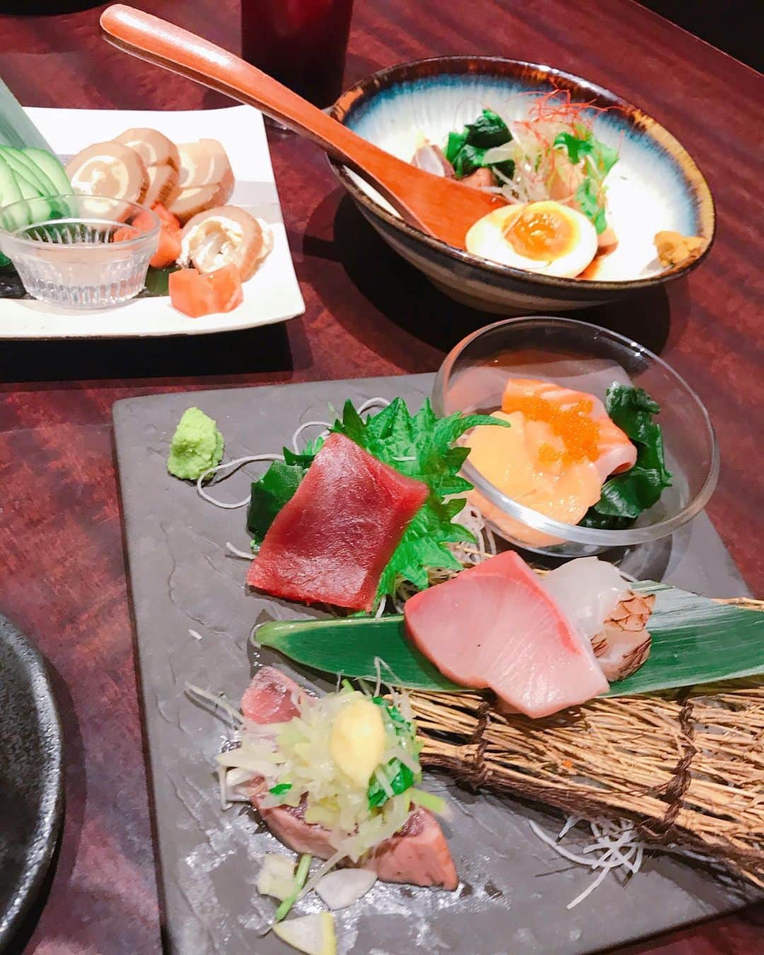 DJ MIYAさんのインスタグラム写真 - (DJ MIYAInstagram)「こんばんわっ❤️今夜は、「個室居酒屋 和食郷土料理 豊洲屋 豊洲本店」でお夕飯を食べてきました～♪♪❤️ . .  ららぽーとからも豊洲駅からも、とても近いですね～☆彡💗 ジャズが流れていて、寛げる個室です。 . .  気になる美味しそうなお料理が沢山あって、アラカルトでオーダーみましたー！！ . ◎カシスグレープ ◎有機野菜のたっぷり オニオンスライスサラダ ◎いぶりがっこのクリームチーズ巻き ◎はちみつ梅酒 ロックで💗 . ◎本日のお造り 5種盛り合わせ 鰹タタキ、寒鰤、タイ、鮪赤身、サーモンと帆立ー！ 超豪華ー！！ これで1人前が690円というコスパの高さに驚きでーす‼️❤️ . ◎黒豚のトロトロ角煮  大好きな角煮がメニューにあったので嬉しい！ よく煮込まれた濃厚な角煮、うん！素晴らしいっ(^ ^)たまごと一緒に。 . . ◎特選牛ザブトンのタタキ 1180円 . . . ◎旨辛濃厚煮干し中華そば をハーフサイズで❤️ 辛さが3段階選べるラーメン！  まさかラーメンがメニューにあるとは！？(^ ^)しかもつけ麺もある。  飲んだ後についつい食べたくなる、絶品の煮干し出汁がきいた中華そばでしたー！ ❤️ . 《期間限定》オープン記念お得なプランがあるからcheckしてみてね❤️ . .  2.5時間飲み放題付8品 『お手軽コース』 ＜4,240円⇒3,240円＞宴会コースがめっちゃお得！❤️ 豊洲屋 豊洲本店で検索してね! ごちそうさまでしたぁぁ🎀＾０＾☆彡 . . .  Casting By . . #PR #グルメ　#江東区 #豊洲 #豊洲ディナー #豊洲グルメ　#個室居酒屋 #旅インスタグラマー #グルメ女子　#フィットネス女子 #izakaya　#居酒屋さん　#Japanesemeal #インスタグラマー #インフルエンサー　#食レポ　#グルメブロガー　#ブロガー #居酒屋レポ　#今日のコーデ　#今日のファッション　#ファッションコーデ #ファッショニスタ　#ディナー　#今日のメイク　#宴会 #豊洲ラーメン #豊洲宴会」3月15日 21時32分 - dj_miya
