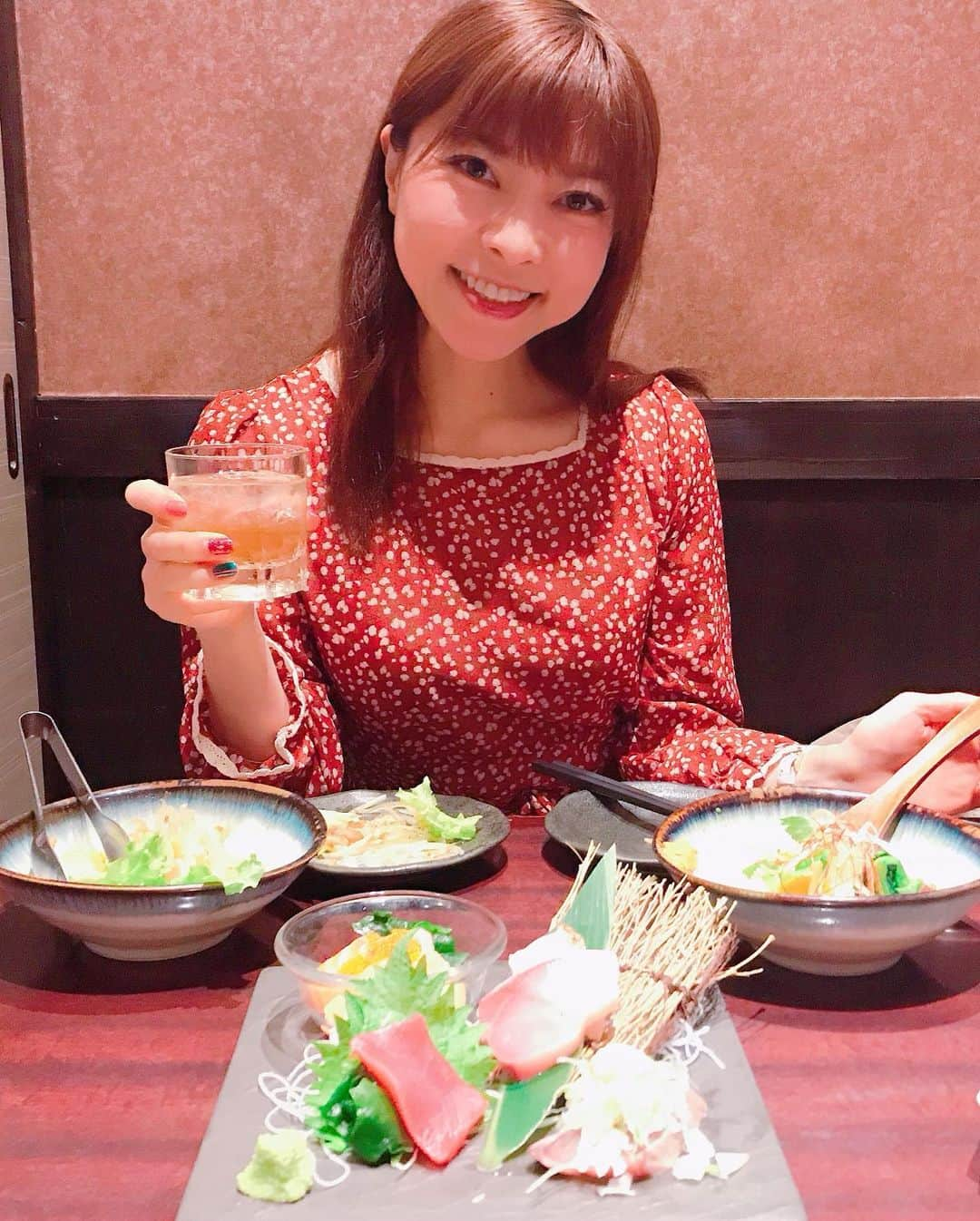 DJ MIYAさんのインスタグラム写真 - (DJ MIYAInstagram)「こんばんわっ❤️今夜は、「個室居酒屋 和食郷土料理 豊洲屋 豊洲本店」でお夕飯を食べてきました～♪♪❤️ . .  ららぽーとからも豊洲駅からも、とても近いですね～☆彡💗 ジャズが流れていて、寛げる個室です。 . .  気になる美味しそうなお料理が沢山あって、アラカルトでオーダーみましたー！！ . ◎カシスグレープ ◎有機野菜のたっぷり オニオンスライスサラダ ◎いぶりがっこのクリームチーズ巻き ◎はちみつ梅酒 ロックで💗 . ◎本日のお造り 5種盛り合わせ 鰹タタキ、寒鰤、タイ、鮪赤身、サーモンと帆立ー！ 超豪華ー！！ これで1人前が690円というコスパの高さに驚きでーす‼️❤️ . ◎黒豚のトロトロ角煮  大好きな角煮がメニューにあったので嬉しい！ よく煮込まれた濃厚な角煮、うん！素晴らしいっ(^ ^)たまごと一緒に。 . . ◎特選牛ザブトンのタタキ 1180円 . . . ◎旨辛濃厚煮干し中華そば をハーフサイズで❤️ 辛さが3段階選べるラーメン！  まさかラーメンがメニューにあるとは！？(^ ^)しかもつけ麺もある。  飲んだ後についつい食べたくなる、絶品の煮干し出汁がきいた中華そばでしたー！ ❤️ . 《期間限定》オープン記念お得なプランがあるからcheckしてみてね❤️ . .  2.5時間飲み放題付8品 『お手軽コース』 ＜4,240円⇒3,240円＞宴会コースがめっちゃお得！❤️ 豊洲屋 豊洲本店で検索してね! ごちそうさまでしたぁぁ🎀＾０＾☆彡 . . .  Casting By . . #PR #グルメ　#江東区 #豊洲 #豊洲ディナー #豊洲グルメ　#個室居酒屋 #旅インスタグラマー #グルメ女子　#フィットネス女子 #izakaya　#居酒屋さん　#Japanesemeal #インスタグラマー #インフルエンサー　#食レポ　#グルメブロガー　#ブロガー #居酒屋レポ　#今日のコーデ　#今日のファッション　#ファッションコーデ #ファッショニスタ　#ディナー　#今日のメイク　#宴会 #豊洲ラーメン #豊洲宴会」3月15日 21時32分 - dj_miya