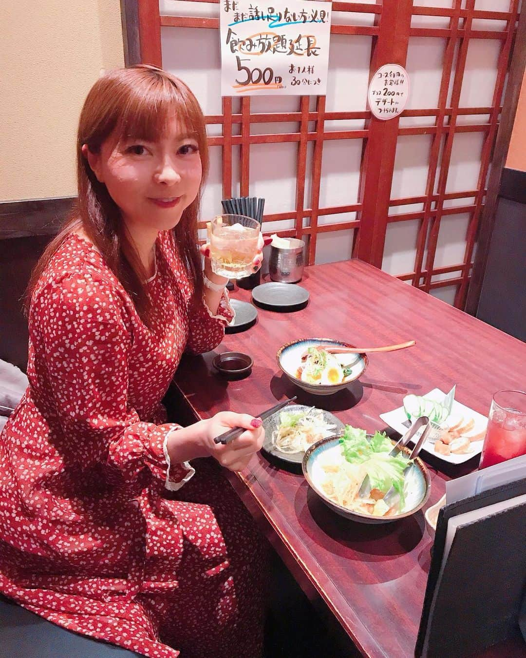 DJ MIYAさんのインスタグラム写真 - (DJ MIYAInstagram)「こんばんわっ❤️今夜は、「個室居酒屋 和食郷土料理 豊洲屋 豊洲本店」でお夕飯を食べてきました～♪♪❤️ . .  ららぽーとからも豊洲駅からも、とても近いですね～☆彡💗 ジャズが流れていて、寛げる個室です。 . .  気になる美味しそうなお料理が沢山あって、アラカルトでオーダーみましたー！！ . ◎カシスグレープ ◎有機野菜のたっぷり オニオンスライスサラダ ◎いぶりがっこのクリームチーズ巻き ◎はちみつ梅酒 ロックで💗 . ◎本日のお造り 5種盛り合わせ 鰹タタキ、寒鰤、タイ、鮪赤身、サーモンと帆立ー！ 超豪華ー！！ これで1人前が690円というコスパの高さに驚きでーす‼️❤️ . ◎黒豚のトロトロ角煮  大好きな角煮がメニューにあったので嬉しい！ よく煮込まれた濃厚な角煮、うん！素晴らしいっ(^ ^)たまごと一緒に。 . . ◎特選牛ザブトンのタタキ 1180円 . . . ◎旨辛濃厚煮干し中華そば をハーフサイズで❤️ 辛さが3段階選べるラーメン！  まさかラーメンがメニューにあるとは！？(^ ^)しかもつけ麺もある。  飲んだ後についつい食べたくなる、絶品の煮干し出汁がきいた中華そばでしたー！ ❤️ . 《期間限定》オープン記念お得なプランがあるからcheckしてみてね❤️ . .  2.5時間飲み放題付8品 『お手軽コース』 ＜4,240円⇒3,240円＞宴会コースがめっちゃお得！❤️ 豊洲屋 豊洲本店で検索してね! ごちそうさまでしたぁぁ🎀＾０＾☆彡 . . .  Casting By . . #PR #グルメ　#江東区 #豊洲 #豊洲ディナー #豊洲グルメ　#個室居酒屋 #旅インスタグラマー #グルメ女子　#フィットネス女子 #izakaya　#居酒屋さん　#Japanesemeal #インスタグラマー #インフルエンサー　#食レポ　#グルメブロガー　#ブロガー #居酒屋レポ　#今日のコーデ　#今日のファッション　#ファッションコーデ #ファッショニスタ　#ディナー　#今日のメイク　#宴会 #豊洲ラーメン #豊洲宴会」3月15日 21時32分 - dj_miya