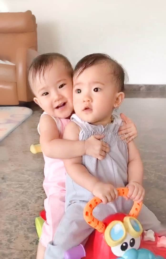 ジェシカ・ヤマダのインスタグラム：「Awalnya sweet, akhirnya revenge (((Arwen akhirnya bales gigit Arya))) 😂 Liat kronologinya di @jessbebes 🦷 Mamma kagettttt loh dari peluk2an manja tiba2 happp 😭🤣😭🤣😭🤣 . #jessbebes #lifewithtwins」