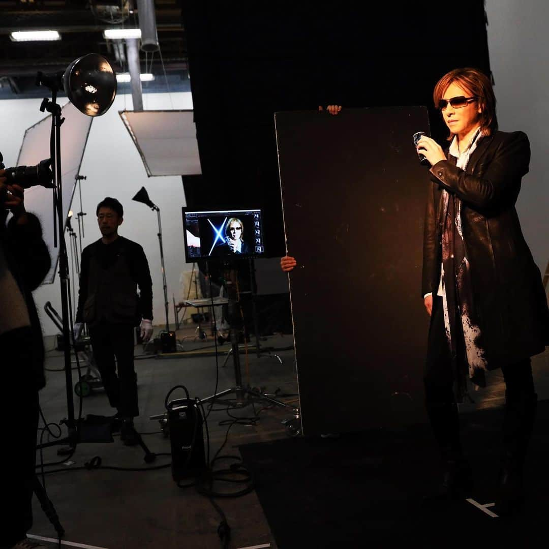 YOSHIKIさんのインスタグラム写真 - (YOSHIKIInstagram)「撮影の模様 #TV #commercial shoot #BehindTheScenes 『#ワンダ』X-BITTER ブラック新CM #YOSHIKIの缶コーヒー #ウマニガ #ワンダＸビター  #yoshiki」3月15日 21時42分 - yoshikiofficial