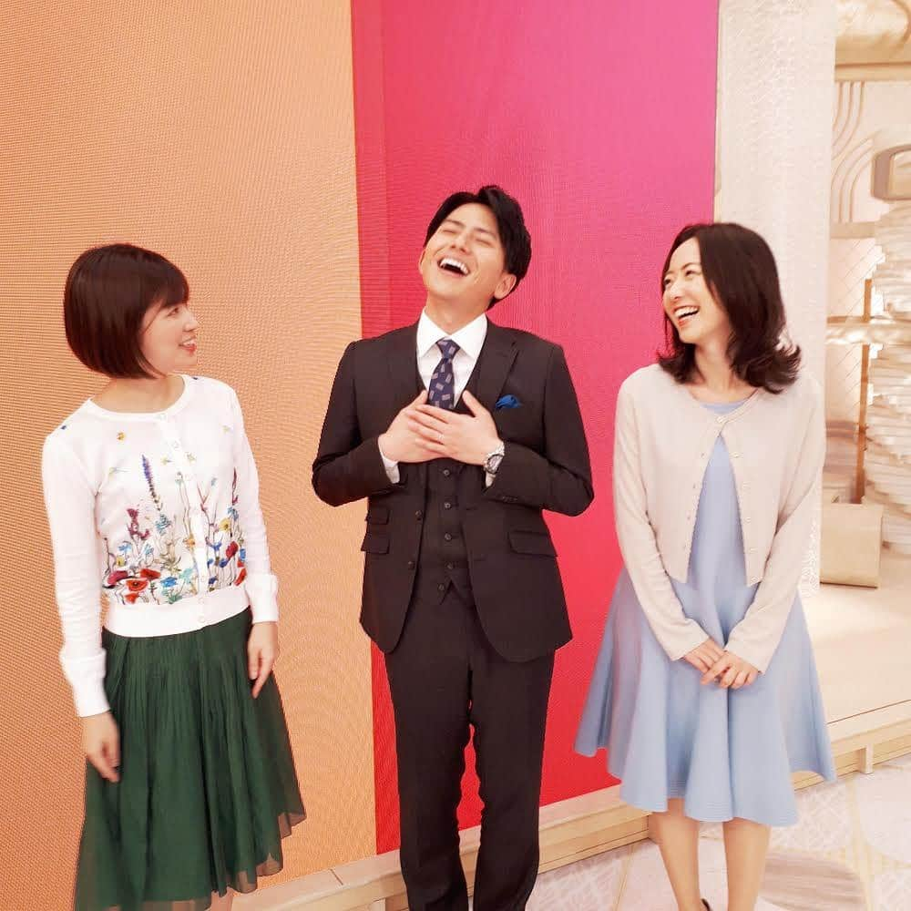 フジテレビ「プライムニュース イブニング」さんのインスタグラム写真 - (フジテレビ「プライムニュース イブニング」Instagram)「奥寺アナの代行を終えて、﻿ 安堵の表情の安宅アナは、﻿ 今春でアナウンサー4年生❗️﻿ 今後とも宜しくお願い致します😊😊。﻿ ﻿ きょうの関東は花冷えの所が多くなりましたが﻿ 18日(水)以降は﻿ 全国的に暖かい日が続くようです☺️。﻿ 今年は暖冬で そもそも桜の開花が各地で早まっているのに﻿ この暖かさでさらに開花が早まる🤔❓﻿ 全国のトップを切って開花した東京の桜は﻿ 早くも来週に満開の予想。﻿ 皆さんの入学式や入社式まで﻿ 「桜🌸」もって欲しいなぁ😔。﻿ ﻿ #竹内友佳﻿ トップス、スカート #loveless @loveless__official﻿ アクセサリー #お世話や @osewaya_official﻿ #安宅晃樹 @fujitv_announcer﻿ #内田嶺衣奈 @reina.uchida﻿ カーディガン、スカート #foxey @foxey_offcial﻿ ﻿ #3月15日 #頼りにしてまっせ #暖冬 #花より団子 #春本番 #春コーデ #加藤綾子 #風間晋 #木村拓也 #酒井千佳 #荘口彰久 #副島淳 #福原直英 #佐々木恭子 #小澤陽子 #海老原優香 #石本沙織 #新美有加 #奥寺健﻿ #フジテレビ #アナウンサー #ライブニュースイット」3月15日 21時43分 - livenews_it