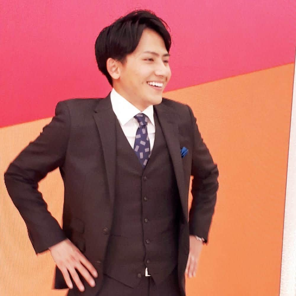 フジテレビ「プライムニュース イブニング」さんのインスタグラム写真 - (フジテレビ「プライムニュース イブニング」Instagram)「奥寺アナの代行を終えて、﻿ 安堵の表情の安宅アナは、﻿ 今春でアナウンサー4年生❗️﻿ 今後とも宜しくお願い致します😊😊。﻿ ﻿ きょうの関東は花冷えの所が多くなりましたが﻿ 18日(水)以降は﻿ 全国的に暖かい日が続くようです☺️。﻿ 今年は暖冬で そもそも桜の開花が各地で早まっているのに﻿ この暖かさでさらに開花が早まる🤔❓﻿ 全国のトップを切って開花した東京の桜は﻿ 早くも来週に満開の予想。﻿ 皆さんの入学式や入社式まで﻿ 「桜🌸」もって欲しいなぁ😔。﻿ ﻿ #竹内友佳﻿ トップス、スカート #loveless @loveless__official﻿ アクセサリー #お世話や @osewaya_official﻿ #安宅晃樹 @fujitv_announcer﻿ #内田嶺衣奈 @reina.uchida﻿ カーディガン、スカート #foxey @foxey_offcial﻿ ﻿ #3月15日 #頼りにしてまっせ #暖冬 #花より団子 #春本番 #春コーデ #加藤綾子 #風間晋 #木村拓也 #酒井千佳 #荘口彰久 #副島淳 #福原直英 #佐々木恭子 #小澤陽子 #海老原優香 #石本沙織 #新美有加 #奥寺健﻿ #フジテレビ #アナウンサー #ライブニュースイット」3月15日 21時43分 - livenews_it