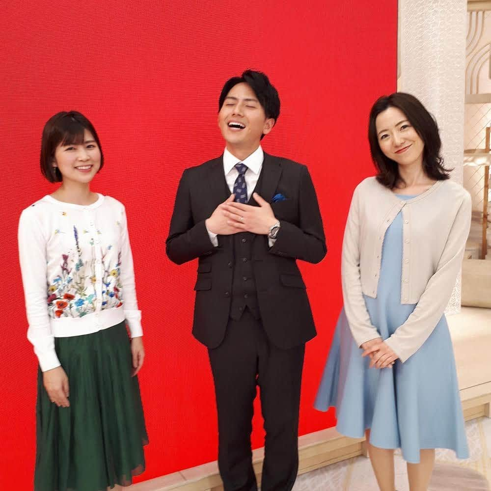 フジテレビ「プライムニュース イブニング」さんのインスタグラム写真 - (フジテレビ「プライムニュース イブニング」Instagram)「奥寺アナの代行を終えて、﻿ 安堵の表情の安宅アナは、﻿ 今春でアナウンサー4年生❗️﻿ 今後とも宜しくお願い致します😊😊。﻿ ﻿ きょうの関東は花冷えの所が多くなりましたが﻿ 18日(水)以降は﻿ 全国的に暖かい日が続くようです☺️。﻿ 今年は暖冬で そもそも桜の開花が各地で早まっているのに﻿ この暖かさでさらに開花が早まる🤔❓﻿ 全国のトップを切って開花した東京の桜は﻿ 早くも来週に満開の予想。﻿ 皆さんの入学式や入社式まで﻿ 「桜🌸」もって欲しいなぁ😔。﻿ ﻿ #竹内友佳﻿ トップス、スカート #loveless @loveless__official﻿ アクセサリー #お世話や @osewaya_official﻿ #安宅晃樹 @fujitv_announcer﻿ #内田嶺衣奈 @reina.uchida﻿ カーディガン、スカート #foxey @foxey_offcial﻿ ﻿ #3月15日 #頼りにしてまっせ #暖冬 #花より団子 #春本番 #春コーデ #加藤綾子 #風間晋 #木村拓也 #酒井千佳 #荘口彰久 #副島淳 #福原直英 #佐々木恭子 #小澤陽子 #海老原優香 #石本沙織 #新美有加 #奥寺健﻿ #フジテレビ #アナウンサー #ライブニュースイット」3月15日 21時43分 - livenews_it