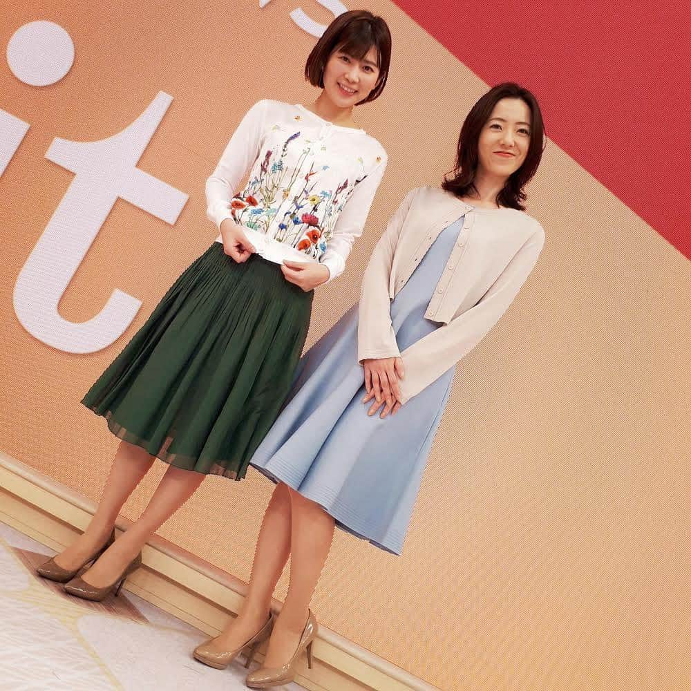 フジテレビ「プライムニュース イブニング」さんのインスタグラム写真 - (フジテレビ「プライムニュース イブニング」Instagram)「奥寺アナの代行を終えて、﻿ 安堵の表情の安宅アナは、﻿ 今春でアナウンサー4年生❗️﻿ 今後とも宜しくお願い致します😊😊。﻿ ﻿ きょうの関東は花冷えの所が多くなりましたが﻿ 18日(水)以降は﻿ 全国的に暖かい日が続くようです☺️。﻿ 今年は暖冬で そもそも桜の開花が各地で早まっているのに﻿ この暖かさでさらに開花が早まる🤔❓﻿ 全国のトップを切って開花した東京の桜は﻿ 早くも来週に満開の予想。﻿ 皆さんの入学式や入社式まで﻿ 「桜🌸」もって欲しいなぁ😔。﻿ ﻿ #竹内友佳﻿ トップス、スカート #loveless @loveless__official﻿ アクセサリー #お世話や @osewaya_official﻿ #安宅晃樹 @fujitv_announcer﻿ #内田嶺衣奈 @reina.uchida﻿ カーディガン、スカート #foxey @foxey_offcial﻿ ﻿ #3月15日 #頼りにしてまっせ #暖冬 #花より団子 #春本番 #春コーデ #加藤綾子 #風間晋 #木村拓也 #酒井千佳 #荘口彰久 #副島淳 #福原直英 #佐々木恭子 #小澤陽子 #海老原優香 #石本沙織 #新美有加 #奥寺健﻿ #フジテレビ #アナウンサー #ライブニュースイット」3月15日 21時43分 - livenews_it