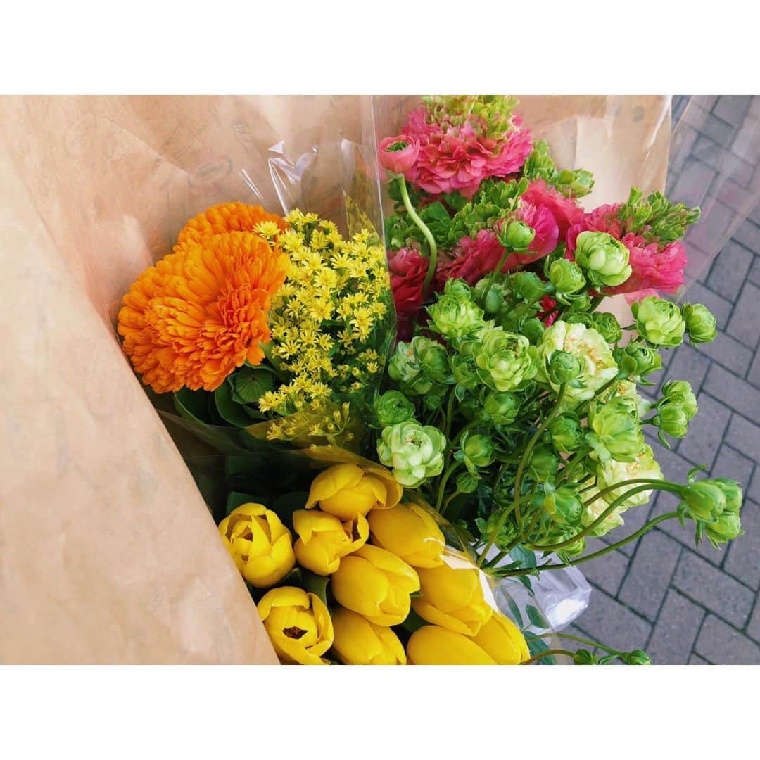 水戸悠夏子さんのインスタグラム写真 - (水戸悠夏子Instagram)「今時期の花屋さんは思わず深呼吸したくなる。 春らしい色をたくさん買いました◎  #春」3月15日 21時43分 - mitoyukako