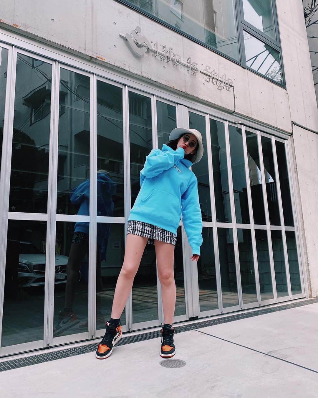 shihoのインスタグラム：「💙🧢🦋🐬🚙💎🧞‍♂️ . . . papaのものは勝手に着る✌️笑 . . . こうゆう格好するの なんだか久々🤙🏻 昔だったらこのコーデには 絶対ヒールをもってきてたけど 今は迷わずスニーカー✋ しっかし膝上スカートは 落ち着かない😂 . . . てかね、歩くときみにしぽ最近 手繋いでくれるの😂🤝 かわいくてたまらん❤️ . . . . #fashion #ootd#outfit #code #codenate#casualstyle  #jordan1 #nike#supreme  #streetfashion #韓国ファッション  #ママコーデ#スニーカーコーデ  #いつでも走り出せます😛」