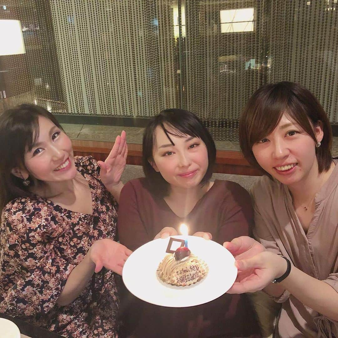 岡村真依さんのインスタグラム写真 - (岡村真依Instagram)「🍓美浜会🍓 ・ ２回連続で苺食べてたー🍓😋🍓 ・ 無意識で苺に吸い寄せられる😆🍓 ・ #美浜会 #beauties #strawberry #🍓 #girlstalk #女子会 #pink #sweets #新大久保 #いちごあめ #いちごビュッフェ #anaintercontinental #birthday #かわいいもの #koreantown #💋」3月15日 21時51分 - maimai_maai