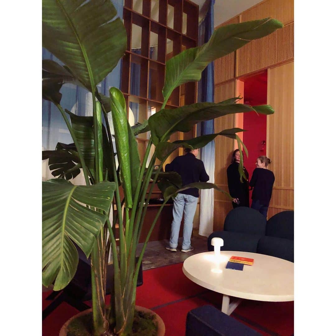 Baekのインスタグラム：「My favorite place in Nihonbashi! くろさきさんの新しい空間日本橋k5に行ってきました。 バーやレストランがあって上の階はホテルになっていて、どの空間にも植物がたくさんあってリラックスできてるし、エレベーターがコッパーの素材でできていたり、とってもおおきいほんだながあったり、思考が広がるようななんでもできそう！とおもう楽しく刺激的な空間でした。植物や家具もこのへやたちのためにあたらしくつくられたどこにもない特別な場所でした。 青と赤の空間は、おおきい抽象の作品をみてるようにわくわくしました。 下の階にあるレストランやバーも植物がたくさんあって、都内しかも日本橋の中なのにてても居心地よくおいしい食事ができました！ この日は建物をデザインしたOlaが色々案内してくれました。 Happy family weekend ever!」