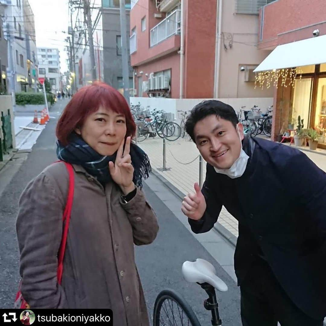 シロでもクロでもない世界で、パンダは笑う。【公式】のインスタグラム：「ものすごい偶然…！🐼 #repost @tsubakioniyakko ・・・ 今日は #シロでもクロでもない世界でパンダは笑う #最終回 #囲碁喫茶goban の常連小林役の #スチール哲平 くんとばったり会った写真 #シロクロパンダ 今日22:30〜見てね〜‼️ #椿鬼奴」