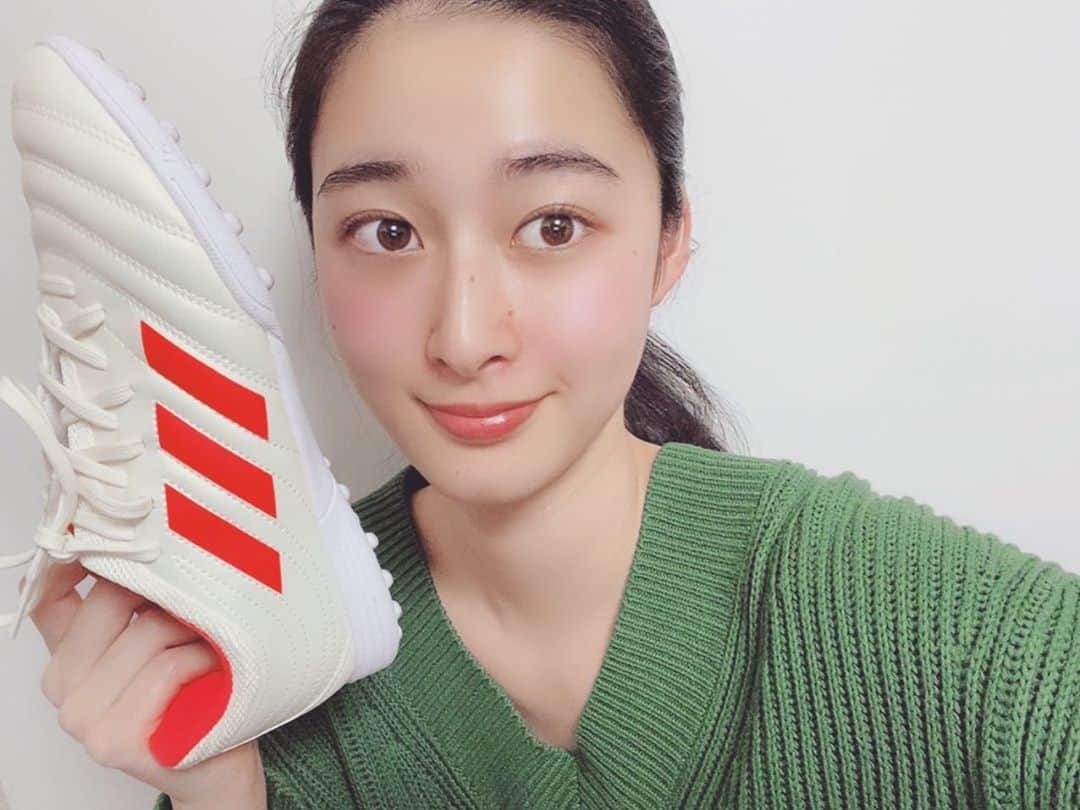 西山なずなのインスタグラム：「. 今日は新しいトレーニングシューズを買いに行った〜👟✨ そして買ってすぐにボール蹴りにいった！ やけん、ちょっとだけ汚れてしまった🤣 ボロボロになるまで使うぞ〜〜！⚽️ スパッツも激安で買えたけんはっぴー🥳 ・ ・ #トレーニングシューズ #シューズ  #フットサル #フットサル女子 #アディダス #コパ #スパッツ #futsal #soccer #shoes #training #adidas #copa #sports #practice」