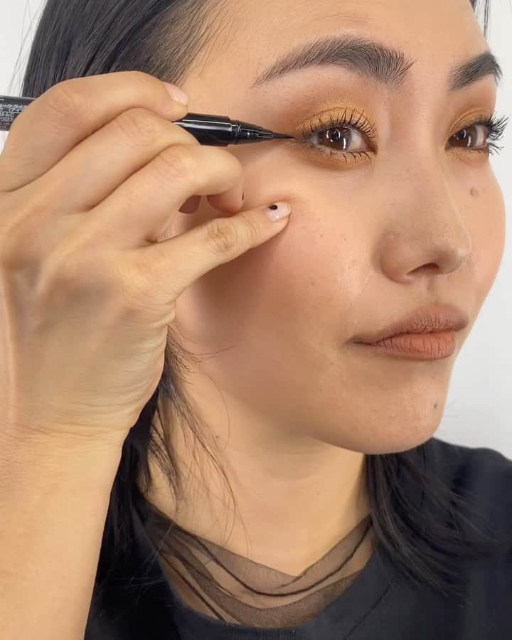 M∙A∙C Cosmetics Japanのインスタグラム：「ㅤ まなざしをドラマチックに際立てるリキッドアイライナーの引き方を動画でご紹介！ぜひ参考にしてみてください✨  ㅤ 使用製品： ブラシストローク ライナー [ブラシブラック]  ㅤ MAKEUP & MODEL: M·A·C ARTIST RYOKO SHIONO @mac_ryoko @macpro_tokyo ㅤ ㅤ #MACCosmeticsJapan#MACコスメ#MACCosmetics#MAC#コスメ#美容#メイク#メイクアップ#MACアイメイク#アイメイク#アイライン#アイライナー#リキッドアイライナー#ペンシルアイライナー#メイク好き#デパコス#メイク動画#お気に入りコスメ#コスメ記録#コスメマニア」