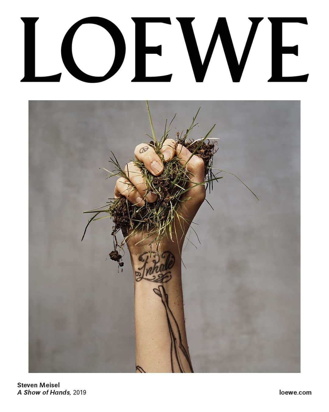 Loeweさんのインスタグラム写真 - (LoeweInstagram)「A series of hands places the onus of interpretation upon the viewer, as part of our campaign for Spring Summer 2020.  Taken from ‘A Show of Hands’ by #StevenMeisel.  Creative direction @Jonathan.Anderson and @MMparisdotcom Photography #StevenMeisel Styling by @BenjaminBruno_ Make up by @PatMcGrathreal Set Design by @MaryHoward_SetDesign Casting by @AshleyBrokaw  #LOEWE #LOEWESS20」3月15日 22時05分 - loewe