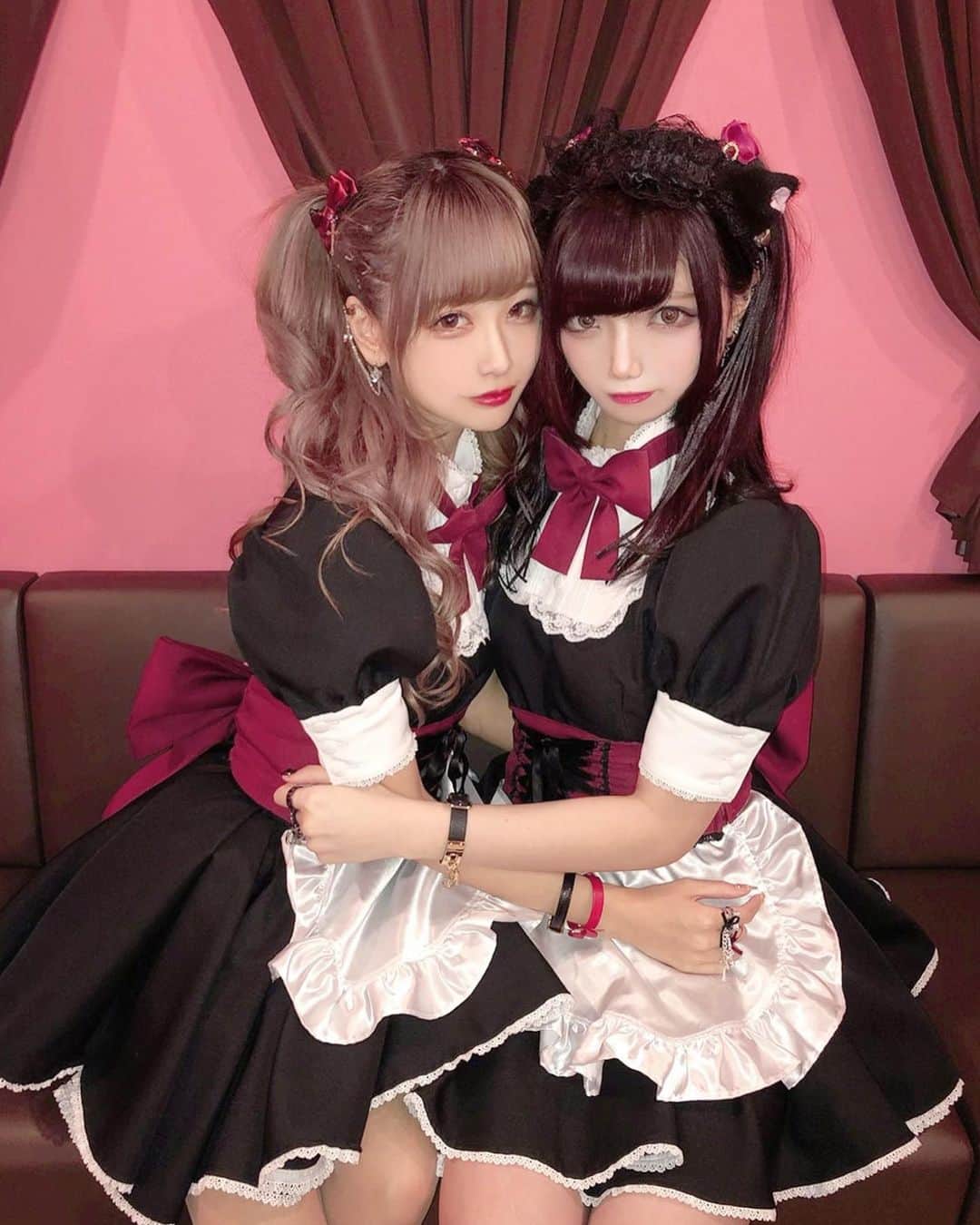 のインスタグラム：「3/20(金)(祝)に秋葉原のメイド喫茶Like a Dollでぴょんちゃんとゲストメイドします🖤🖤 詳細はストーリーに載せるね！ . この色は当日着ないんだけど、可愛くて着させてもらったの(⸝⸝⸝´꒳`⸝⸝⸝) . ヘアセット @hairmakechouette . . . #メイド喫茶 #秋葉原 #ゲストメイド #メイドコス #メイドコスプレ #コスプレ #cosplay #girls #twins #双子 #双子コーデ」