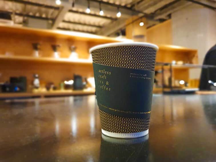 松山愛里さんのインスタグラム写真 - (松山愛里Instagram)「. 珍しいな〜と前から気になっていた 日本茶とコーヒーのお店🍵☕️ お茶とコーヒーの香りがMIXされる不思議な感覚。。 良いです☺️☺️ お洒落な空間で美味しいドリップコーヒーを。 まったり癒されました🍃🤎 #artless#中目黒#coffee#coffeeshop#アイリーンの珈琲屋巡り」3月15日 22時02分 - airi__matsuyama