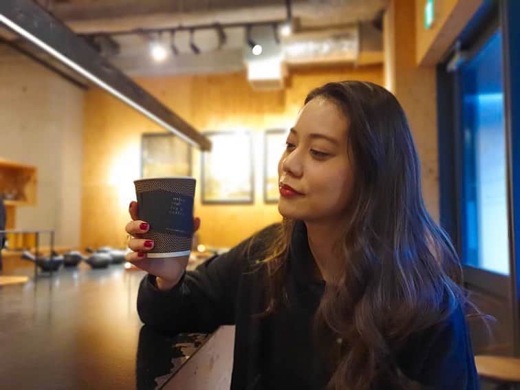 松山愛里のインスタグラム：「. 珍しいな〜と前から気になっていた 日本茶とコーヒーのお店🍵☕️ お茶とコーヒーの香りがMIXされる不思議な感覚。。 良いです☺️☺️ お洒落な空間で美味しいドリップコーヒーを。 まったり癒されました🍃🤎 #artless#中目黒#coffee#coffeeshop#アイリーンの珈琲屋巡り」