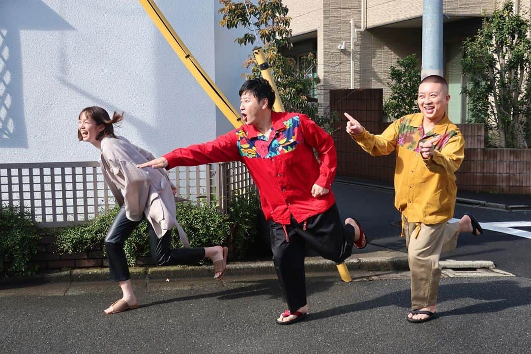 佐藤栞里さんのインスタグラム写真 - (佐藤栞里Instagram)「. 撮影中のオフショットを！ どの写真も楽しそうで そしてお二人がラブラブで こちらが照れてしまうくらい🥰 みんなでずっと笑ってたな☺︎」3月15日 22時04分 - satoshiori727