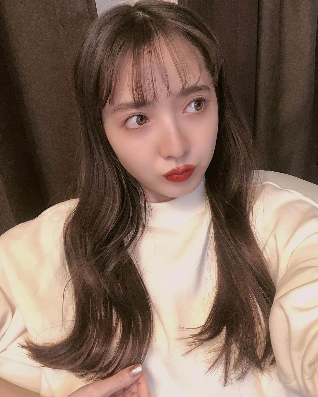 平木愛美のインスタグラム：「この時の髪色、好きだったな🧡 前髪もすこしいつもより短め！？！ 今年最初くらいの時のhairです。ほだからーの時だなあ。  髪もとぅるっとしてる！！！嬉  そろそろカラー行かなくてはーーー！ 明日以降、撮影おわりとかに行けるタイミング探そう👼  さてあっというまに月の後半、お撮影や打ち合わせや大切な日。色々詰まっているので…しっかり免疫力高めて！元気にパワフルにいきましょーう🕊❤️🌈🔥」