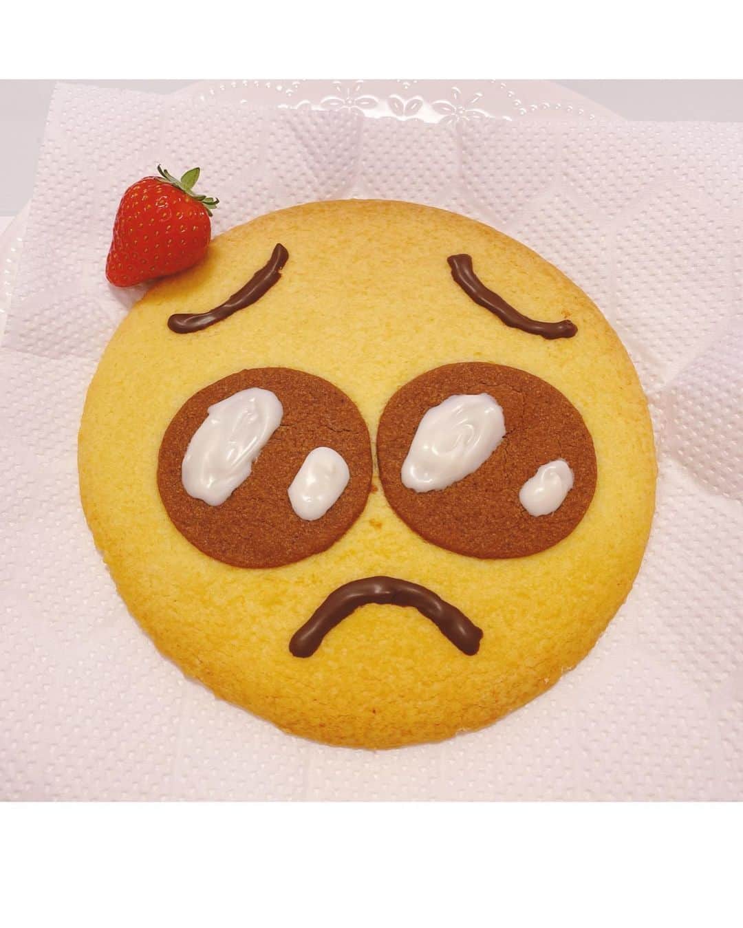 野田彩加さんのインスタグラム写真 - (野田彩加Instagram)「巨大ぴえんクッキー🥺🍪 大きさわかるように🍓置いたら 可愛くなった🥺🍓 ちびぴえんクッキーは型のサイズ間違えて、顔の余白多目🤭 変なバランスだけど、まっいっか🥺🥺🥺 #ぴえんクッキー #巨大ぴえんクッキー #顔より大きいよ #暇人　#お菓子作り　#クッキー　#ぴえん　#🥺」3月15日 22時14分 - aya.205