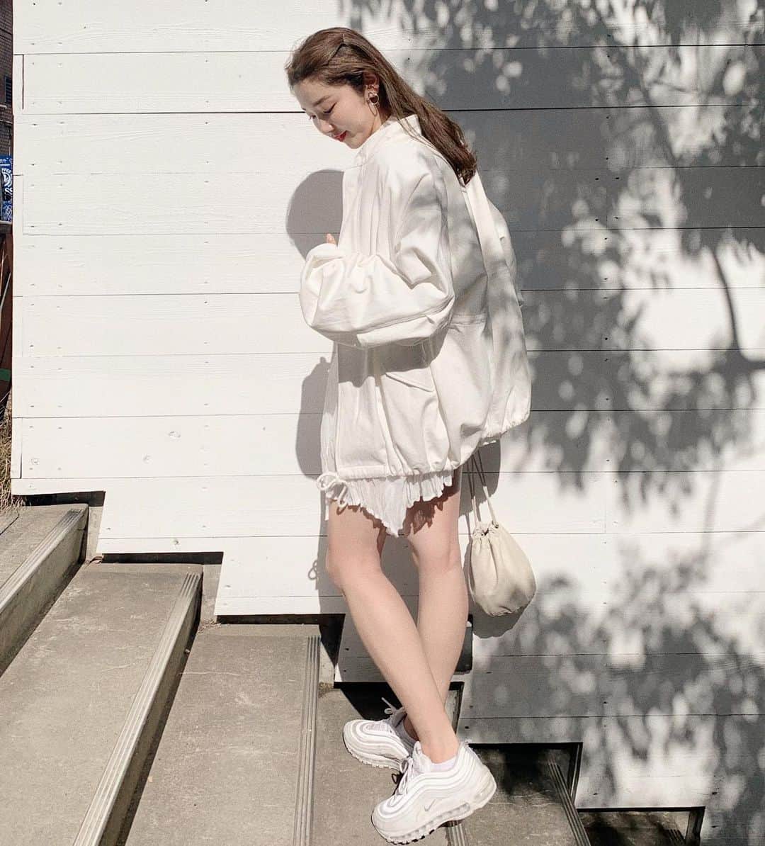 mina hinokuchiのインスタグラム：「. ホワイトコーデ☀︎ お気に入りのモッズをこの日はフードを取り外してノーカラーで♪♪ . #whoswhochico #salonbychico #チコ　#フーズフーチコ　#シフォンギャザー袖タックチュニック　#chico_春アウター　#フード取り外しミリタリーモッズ」