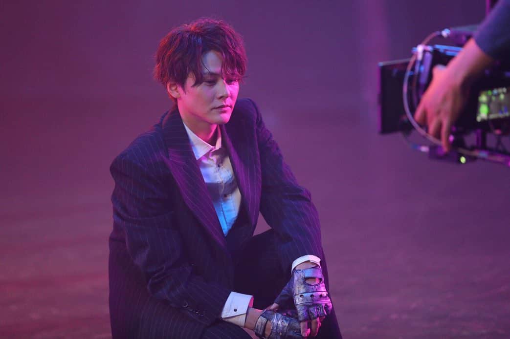 古屋敬多のインスタグラム：「NewAlbum「#SINGULARITY」発売日まであと3日！ #Lead #先導的特異点 #3月18日」